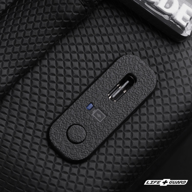 黑色砂紋貼膜質感特寫，LIFE+GUARD RODE Wireless Pro 設計風格