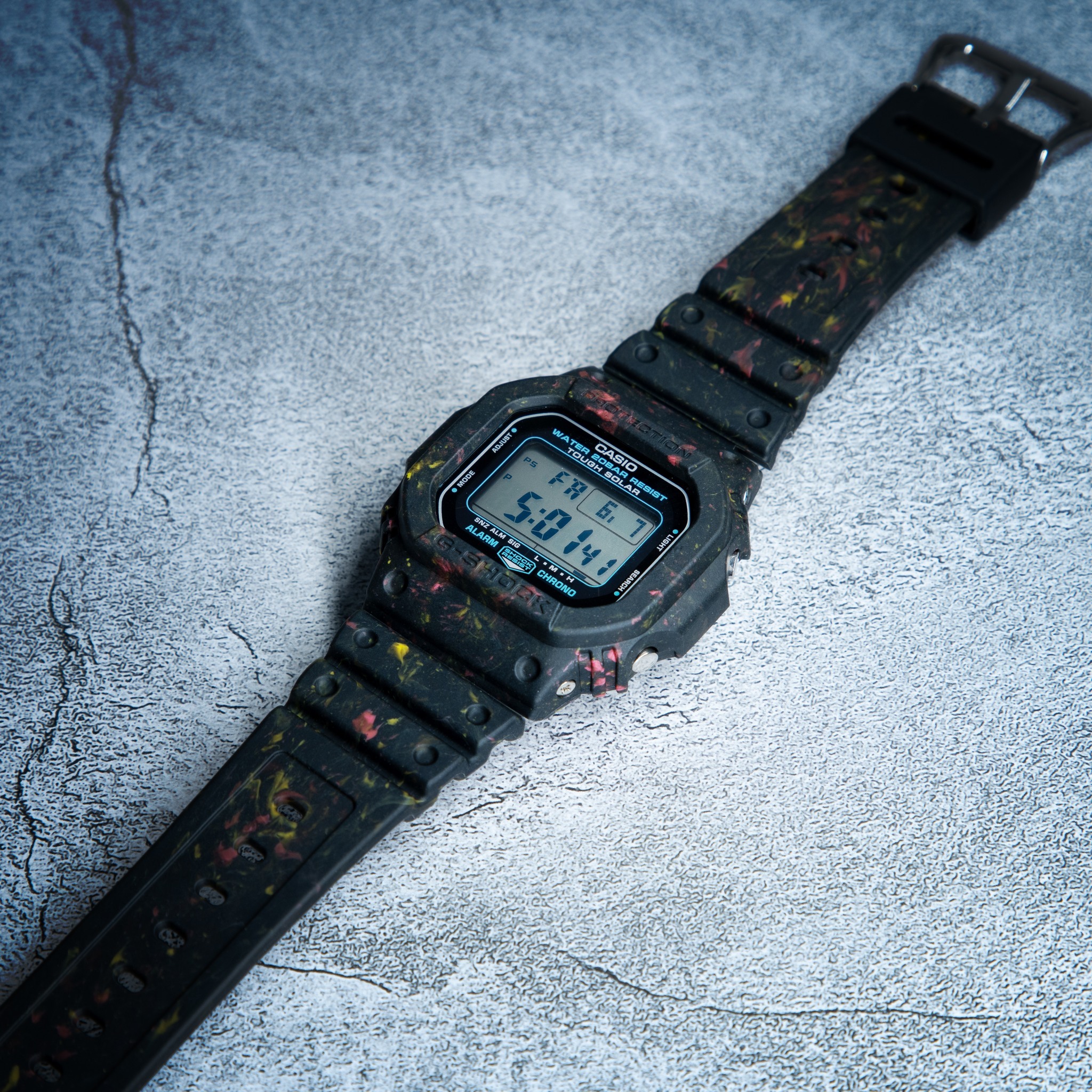 萬年鐘錶 - G-SHOCK  獨特造型環保色彩太陽能防震雙顯電子錶  G-5600BG-1 錶徑 : 43.2 MM