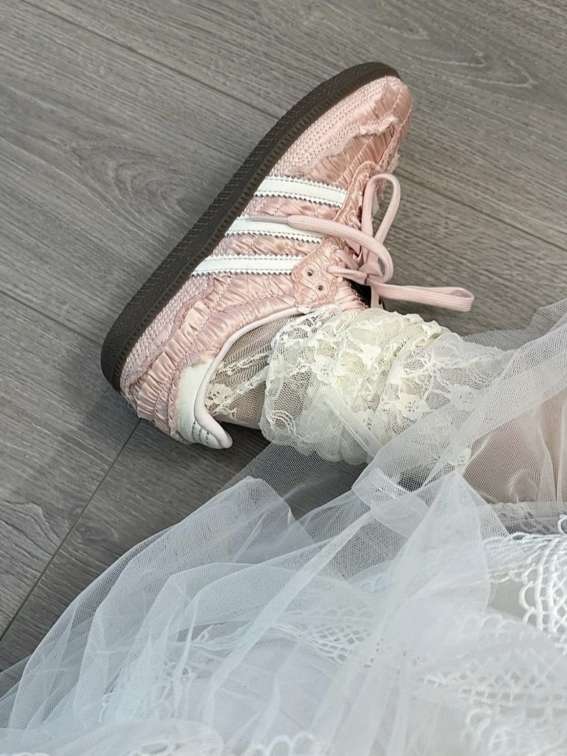 Caroline X adidas originals Samba OG 粉色絲綢