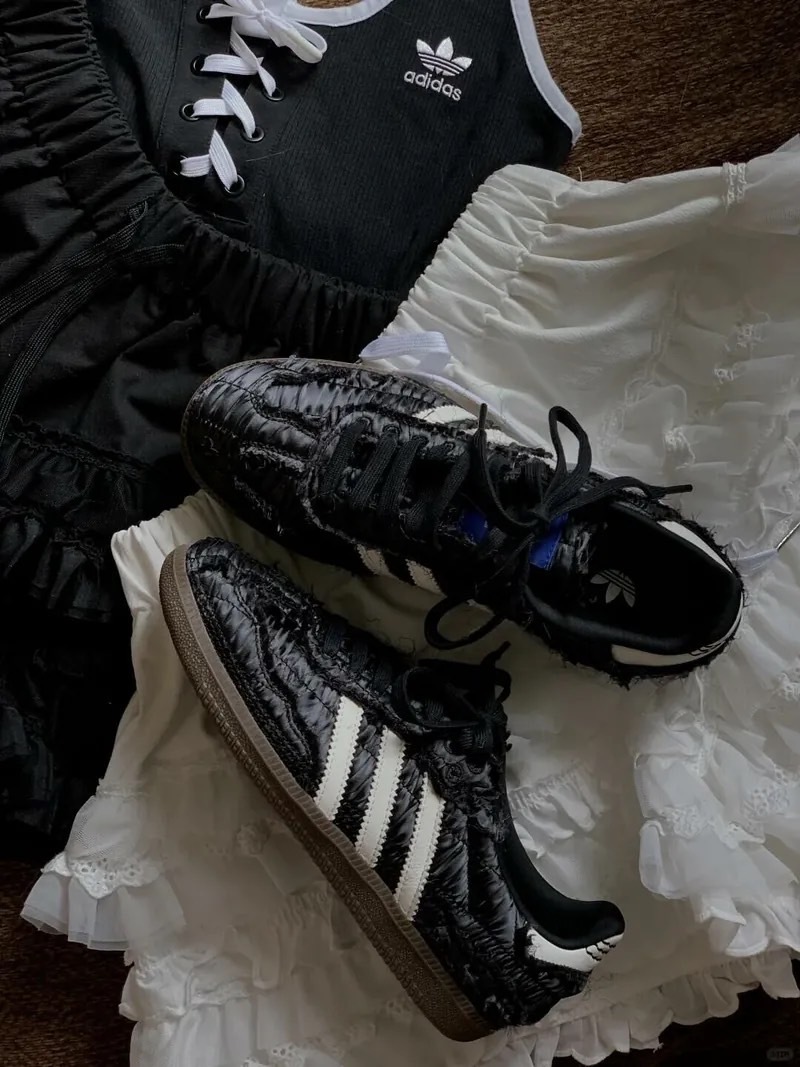 Caroline X adidas originals Samba OG 黑天鵝