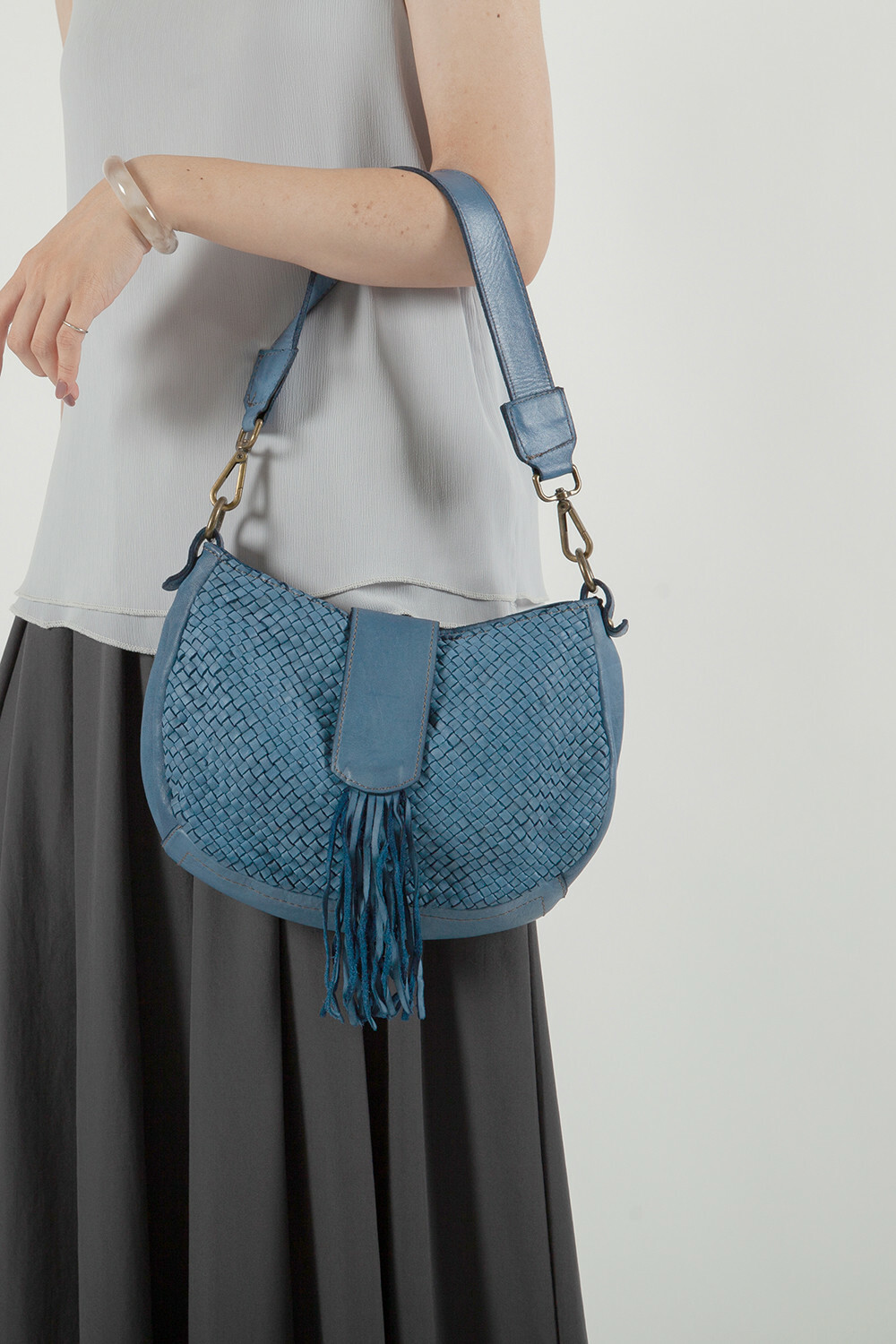 Frangia 編織流蘇彎月包