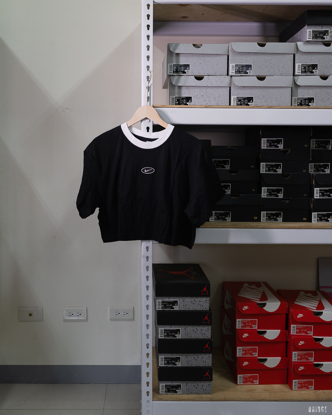 NIKE 女短版上衣 (三色)