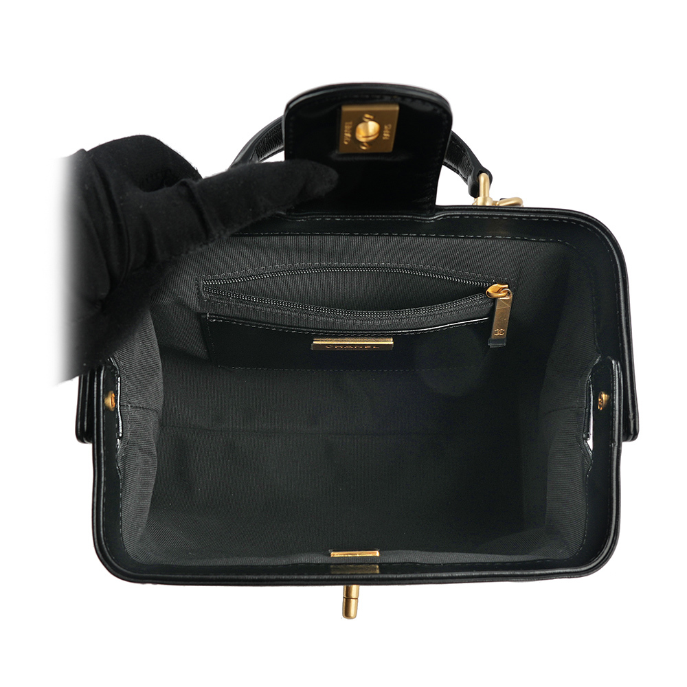 【CHANEL 】CC Logo 亮面小羊皮小款二用包/醫生包(黑色) AS4959 B16872 94305