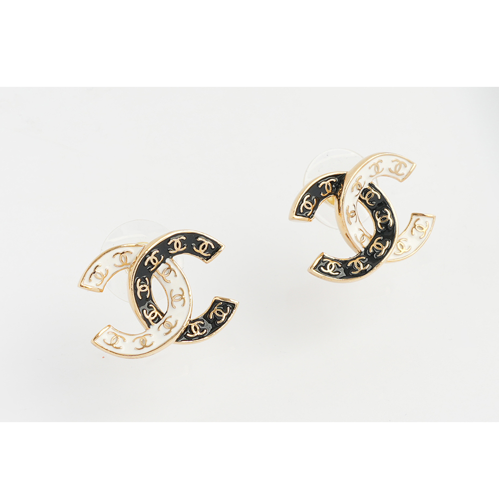 【CHANEL 】滿版CC Logo 雙色針式耳環(黑色/白色) ABC996 B16125 NW385
