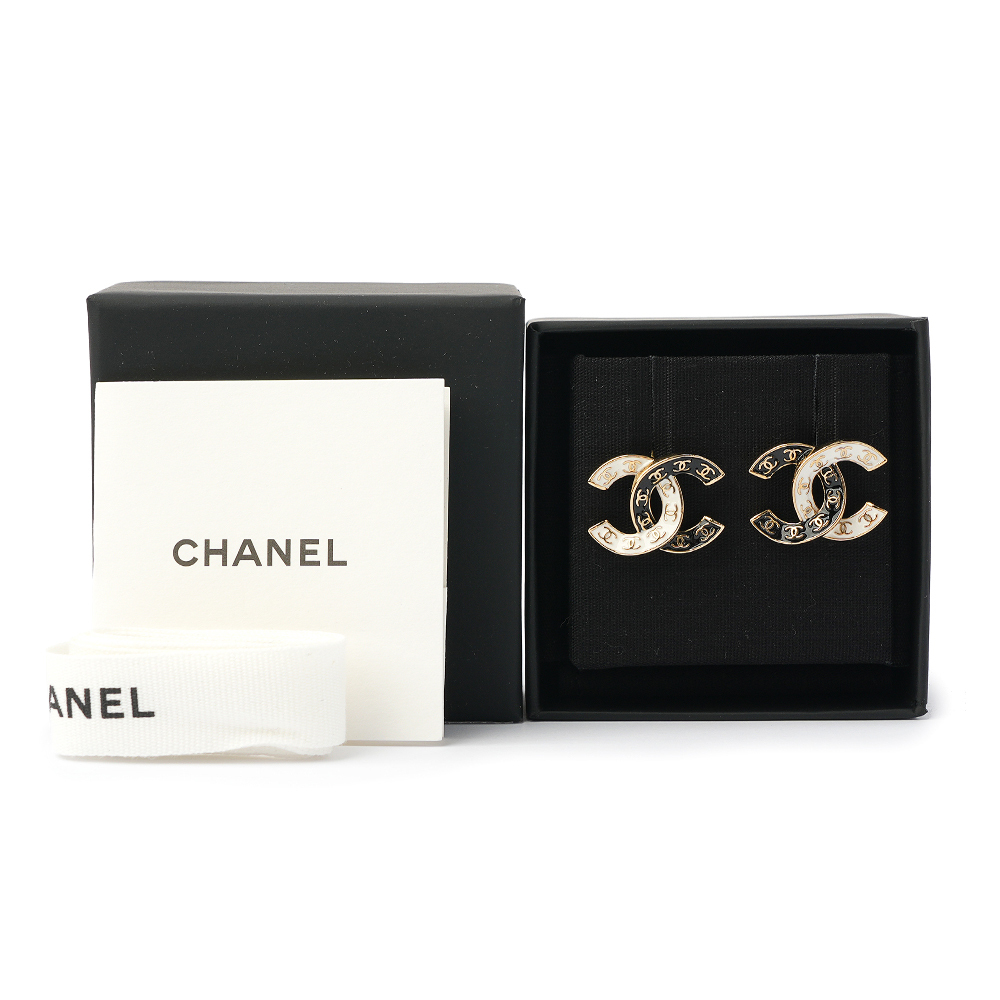 【CHANEL 】滿版CC Logo 雙色針式耳環(黑色/白色) ABC996 B16125 NW385