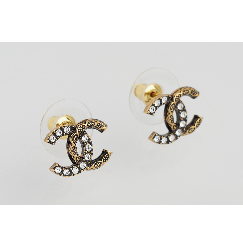 【CHANEL 】CC Logo 半鑽及圖騰雕刻仿舊復古針式耳環(金色) ABD767 B17147 NZ520