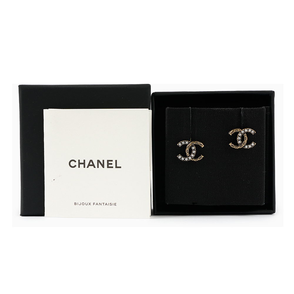 【CHANEL 】CC Logo 半鑽及圖騰雕刻仿舊復古針式耳環(金色) ABD767 B17147 NZ520