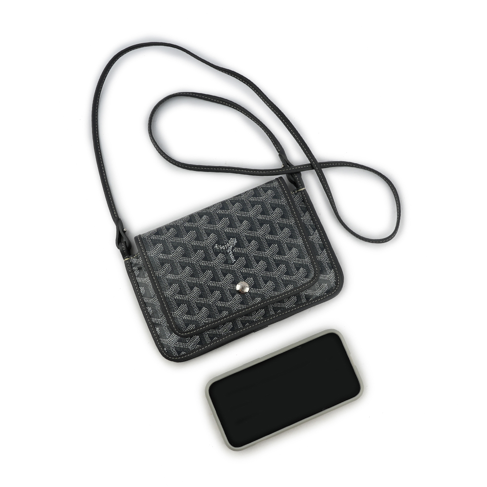 【GOYARD】Plumet PM 塗層帆布扁形皮夾式斜背包(灰色) PLUMETPMLTY51CL51P