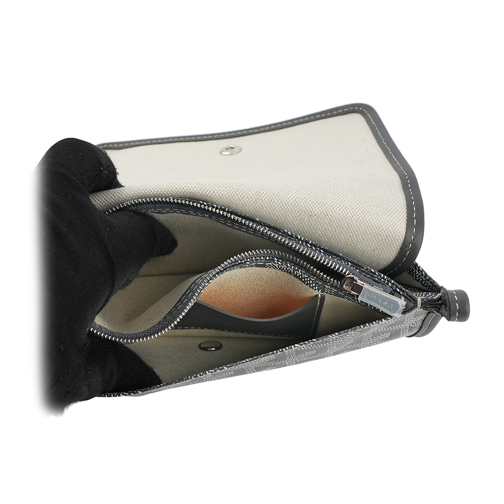 【GOYARD】Plumet PM 塗層帆布扁形皮夾式斜背包(灰色) PLUMETPMLTY51CL51P