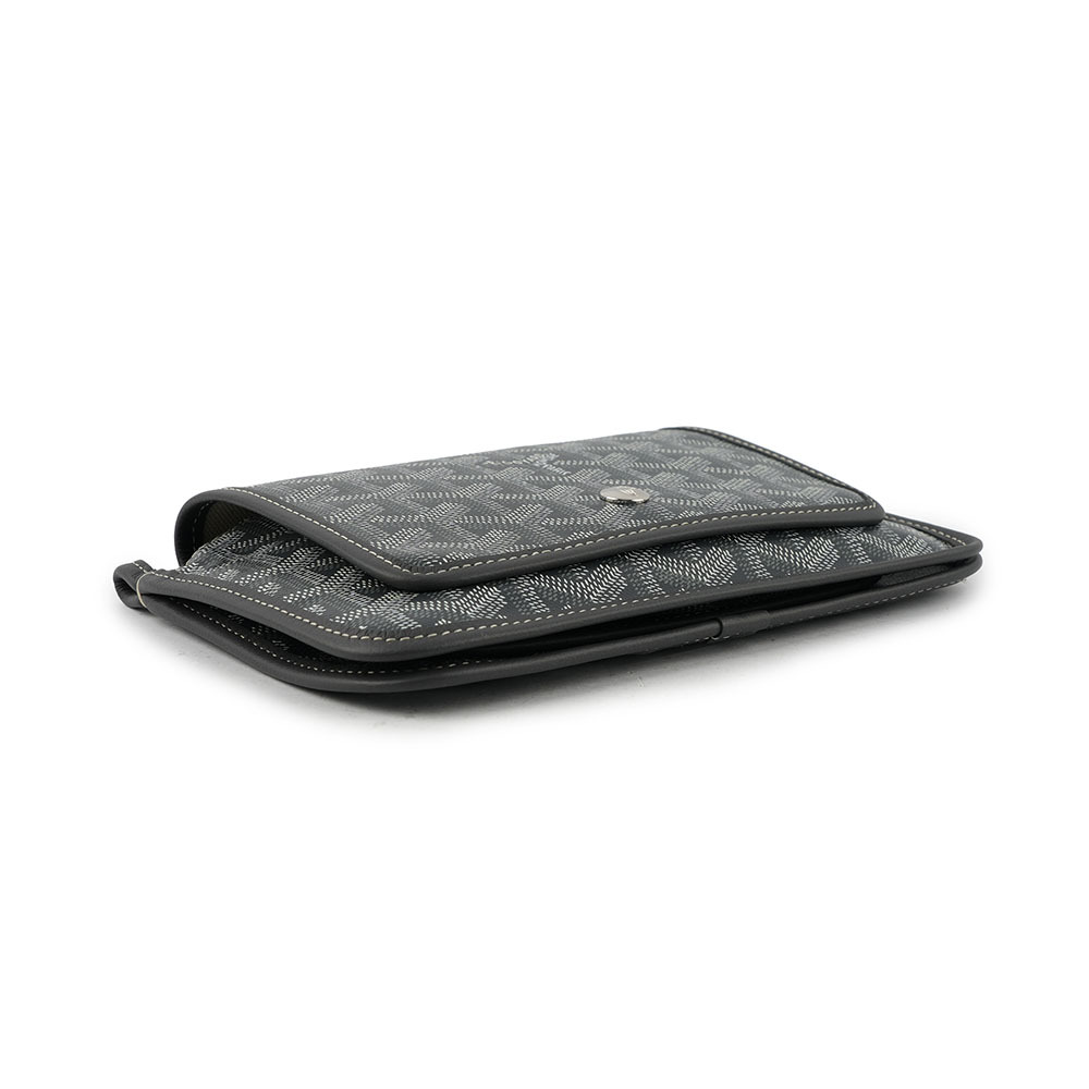 【GOYARD】Plumet PM 塗層帆布扁形皮夾式斜背包(灰色) PLUMETPMLTY51CL51P