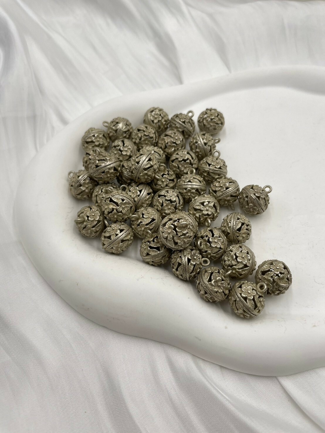 藏銀雕刻鏤空小圓扣直徑1.4cm