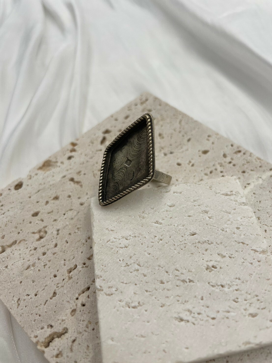 No.9手工藏銀菱形面扭紋邊戒指