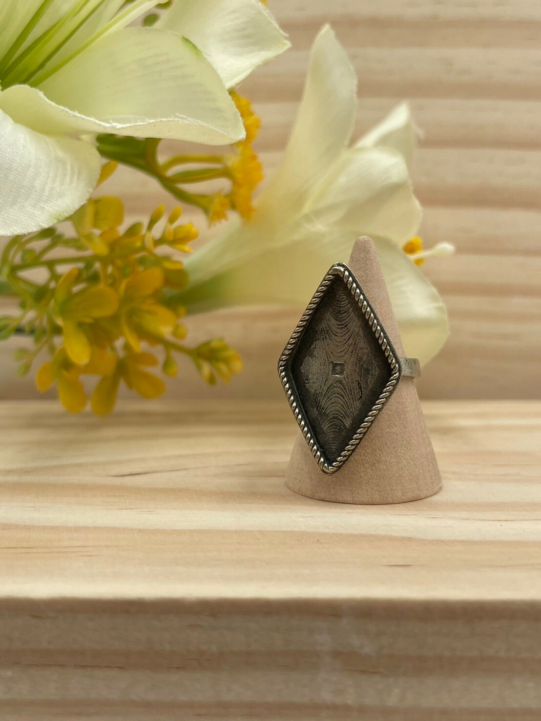 No.9手工藏銀菱形面扭紋邊戒指