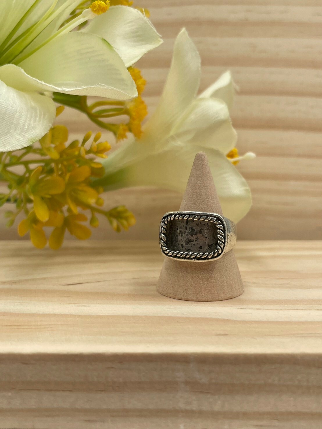 No.10手工藏銀圓角四邊形扭紋邊戒指