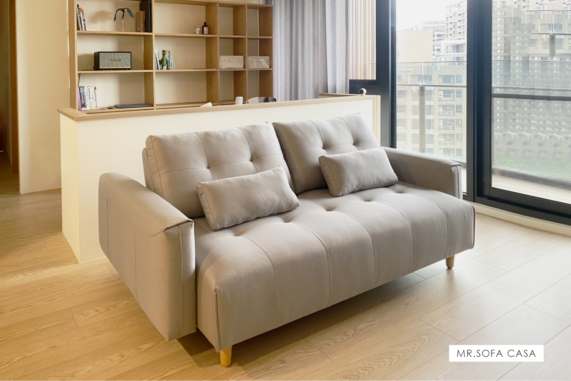 龐德沙發擺放於中島前，可增加空間使用彈性。