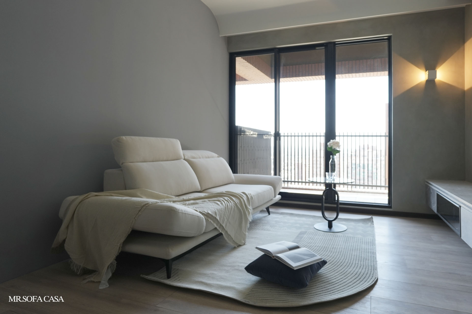 凱莉沙發的頭枕與扶手皆可調整，為你打造出放鬆愜意的生活空間。