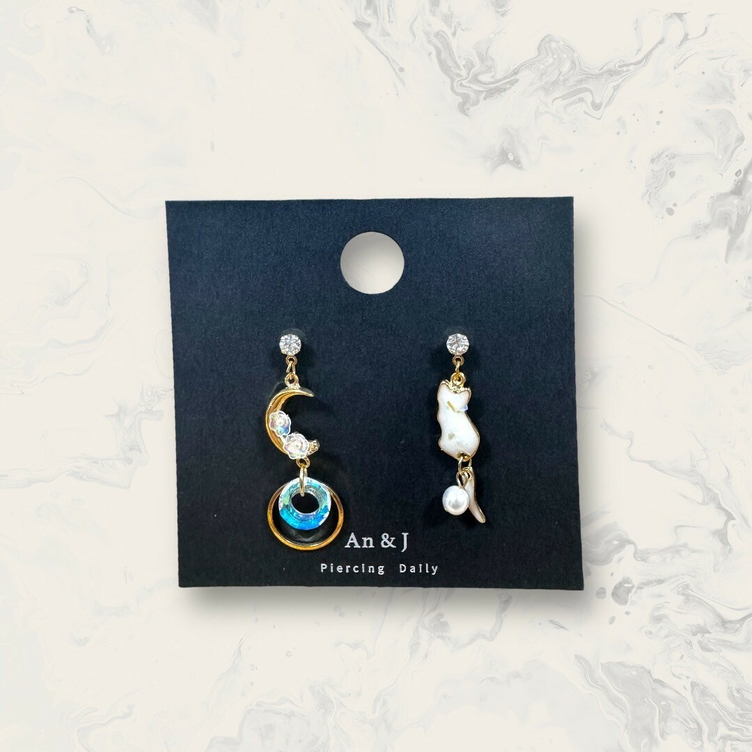 韓國直送-鋼針 不對稱 白鋯吊金邊小貓吊珍珠+金月亮吊炫彩圈圈+吊金圈