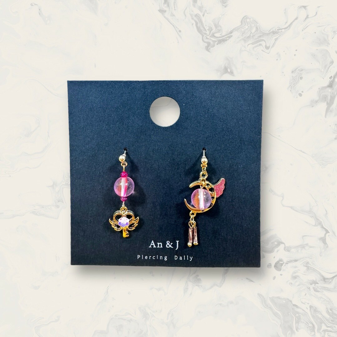 韓國直送-鋼針 不對稱 大珠珠串中花花愛心翅膀鑰匙+中吊大珠珠翅膀彎月