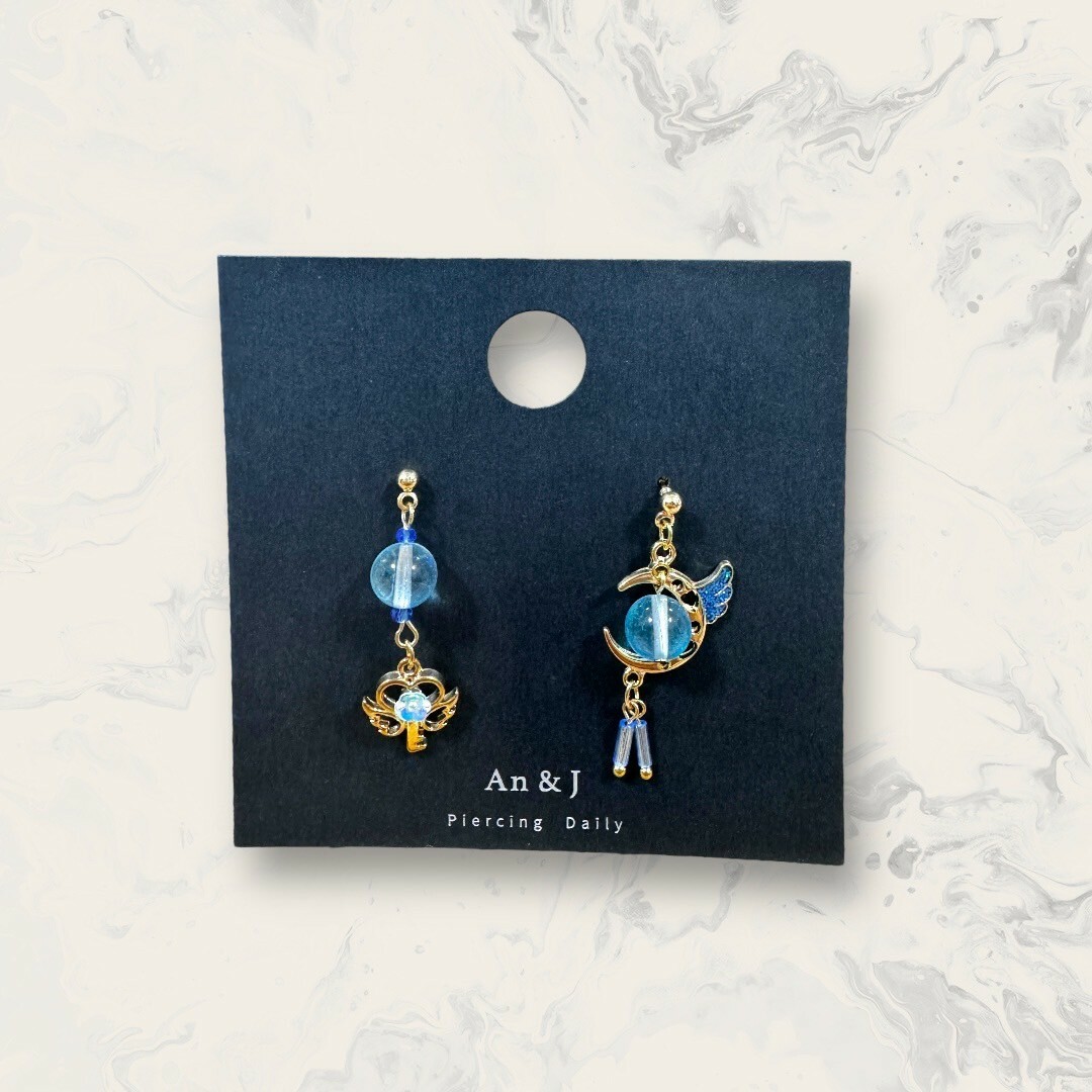 韓國直送-鋼針 不對稱 大珠珠串中花花愛心翅膀鑰匙+中吊大珠珠翅膀彎月