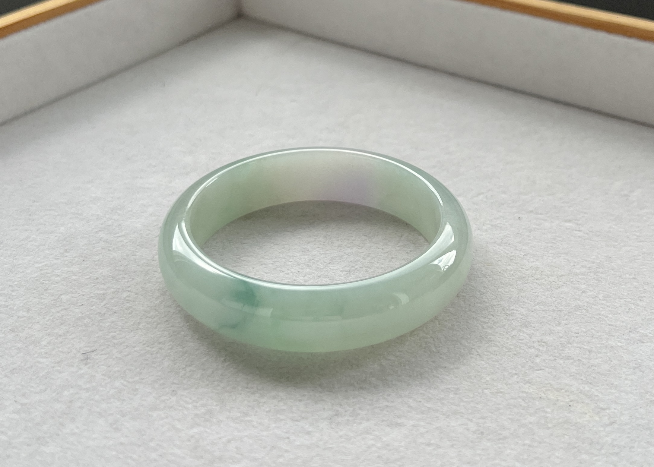 春帶彩初綠飄花