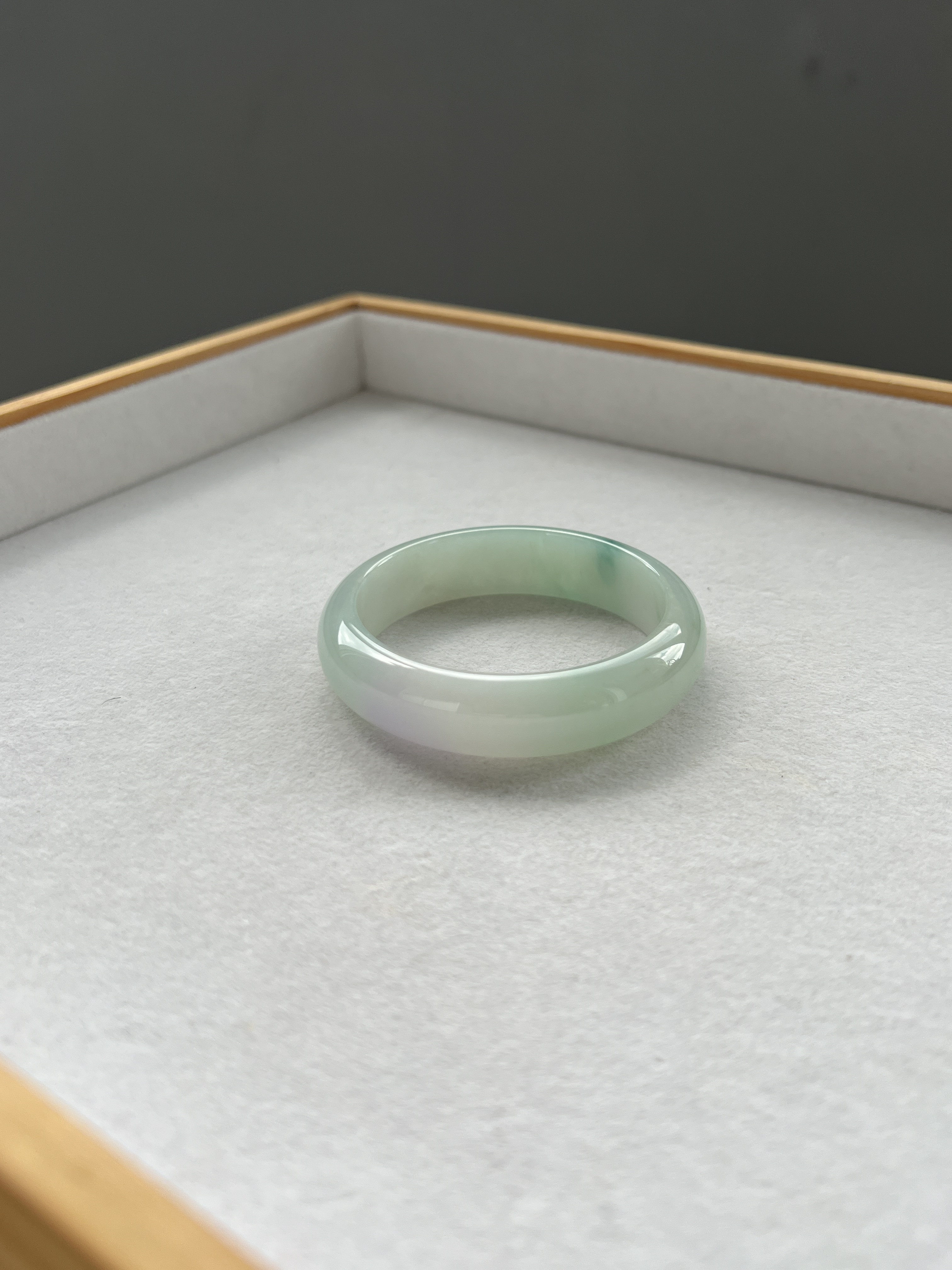 春帶彩初綠飄花