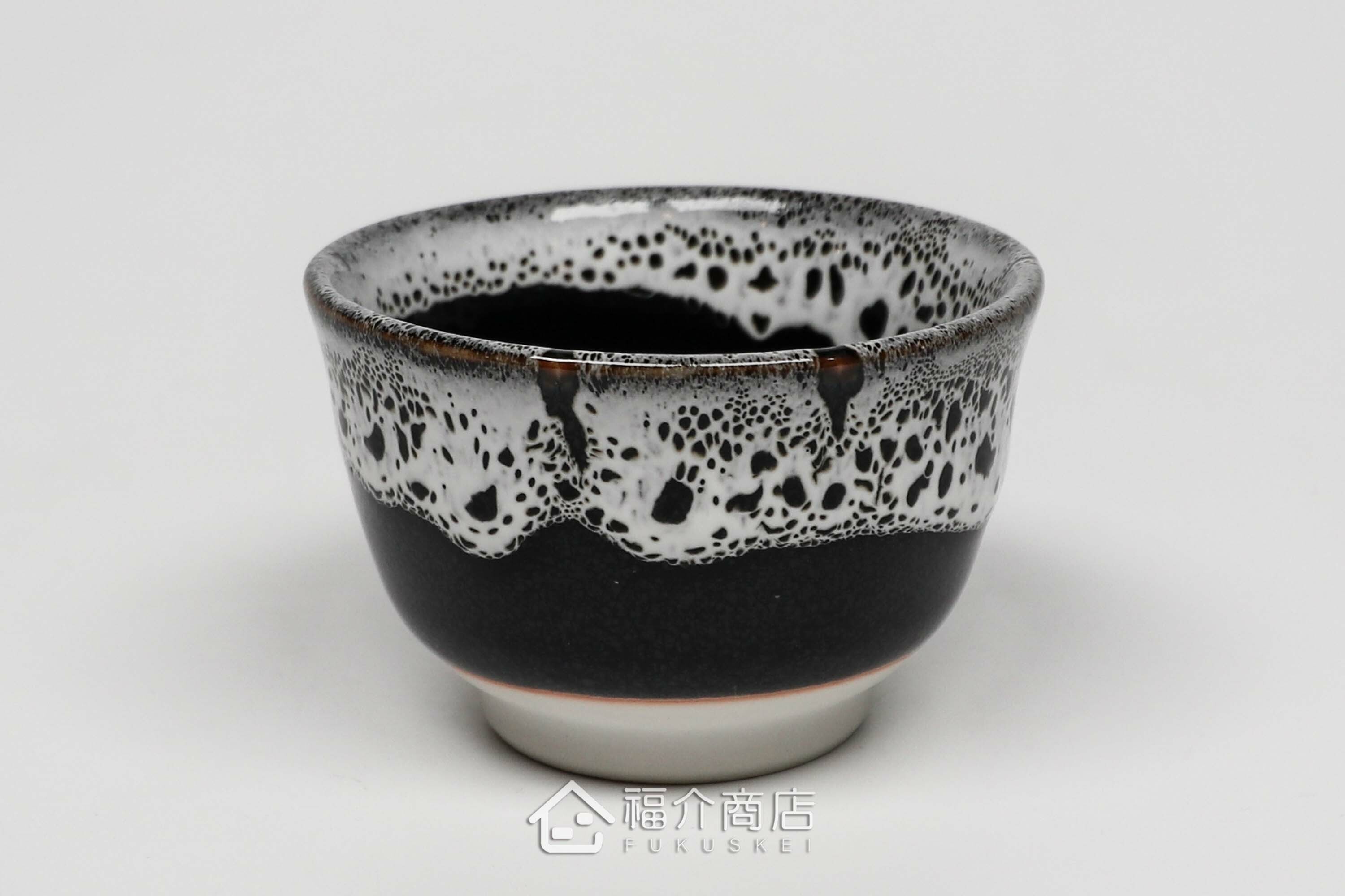 可以盛裝清酒或飲料的黑白造型小酒杯