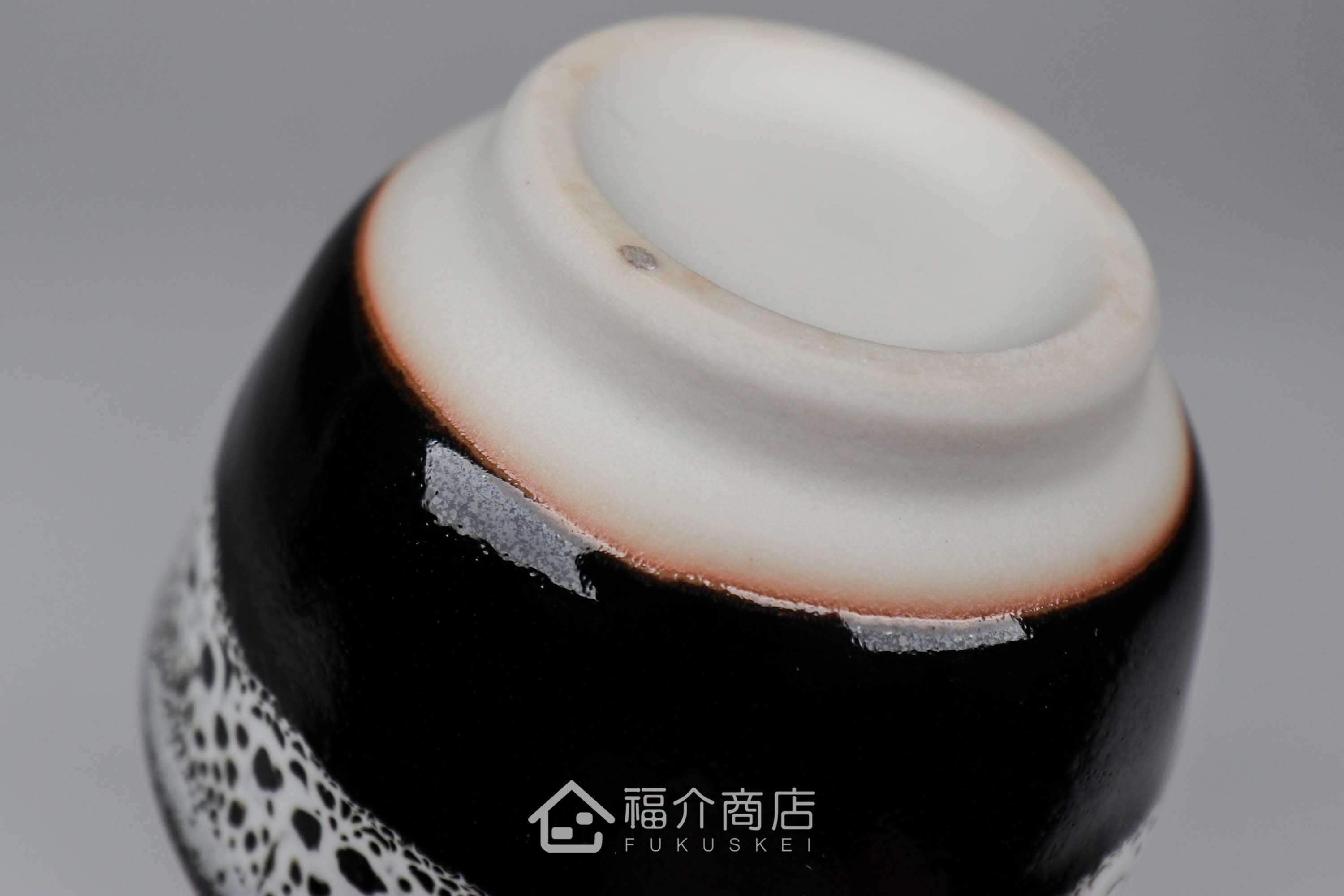 可以盛裝清酒或飲料的黑白造型小酒杯