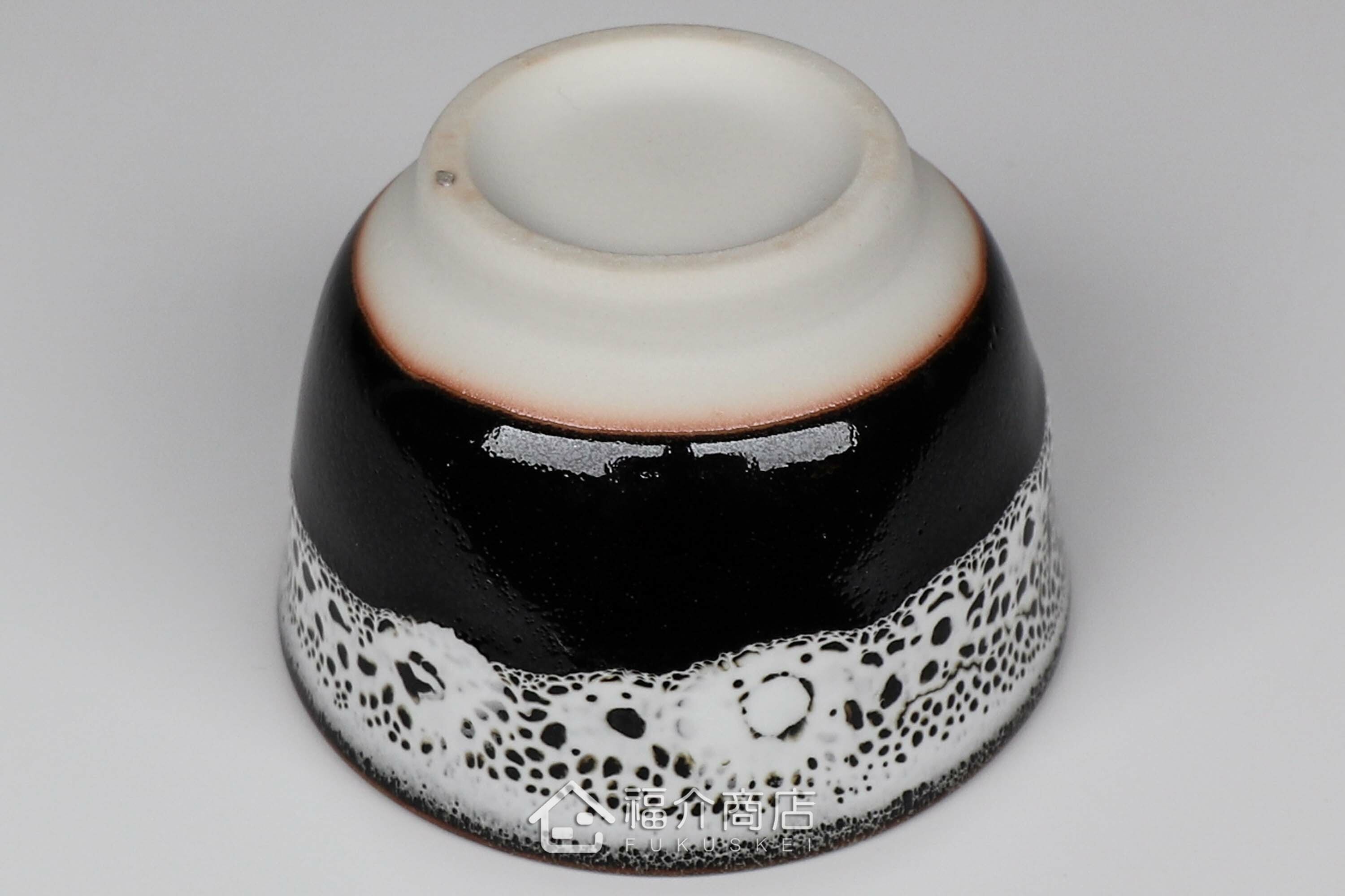 可以盛裝清酒或飲料的黑白造型小酒杯