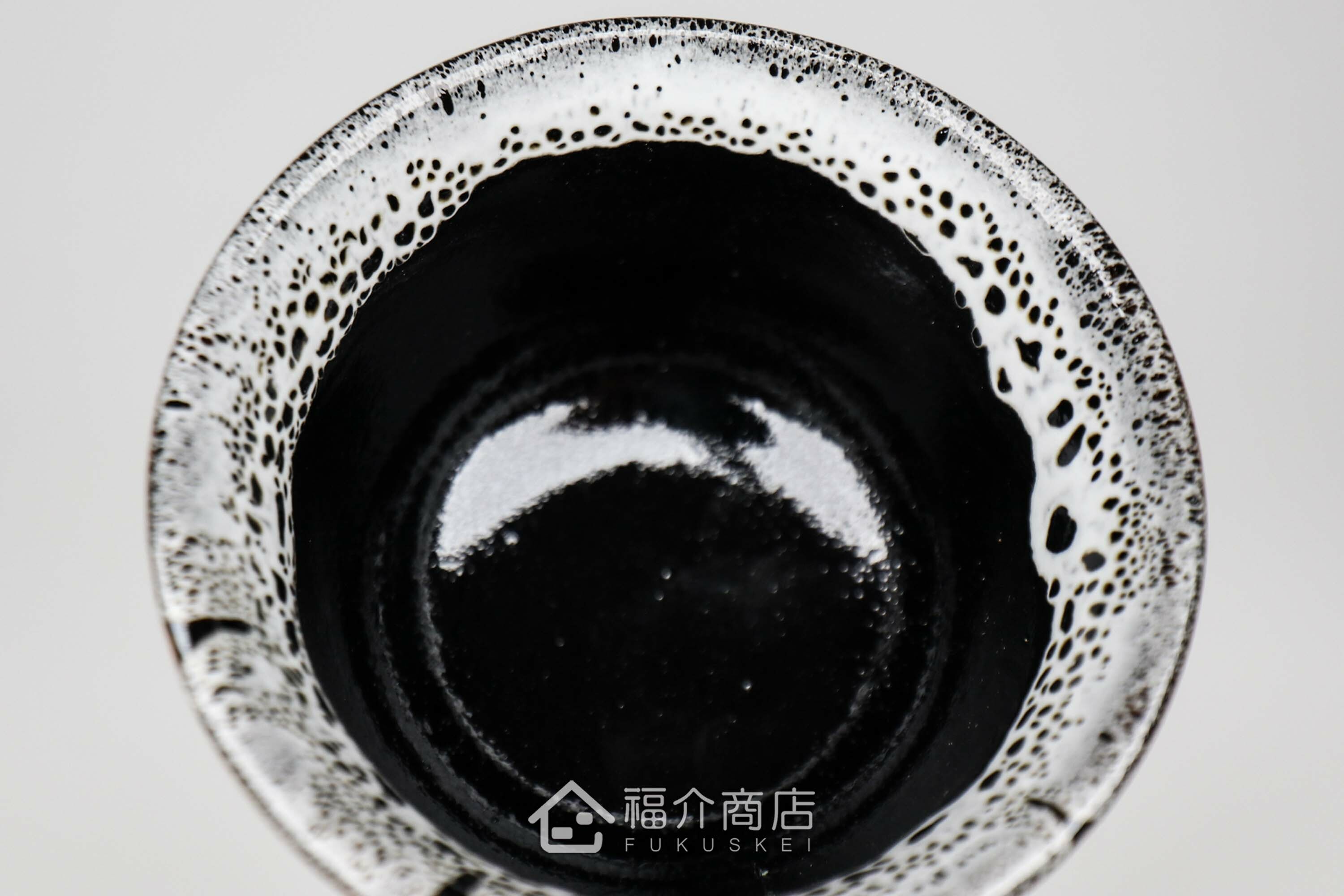可以盛裝清酒或飲料的黑白造型小酒杯