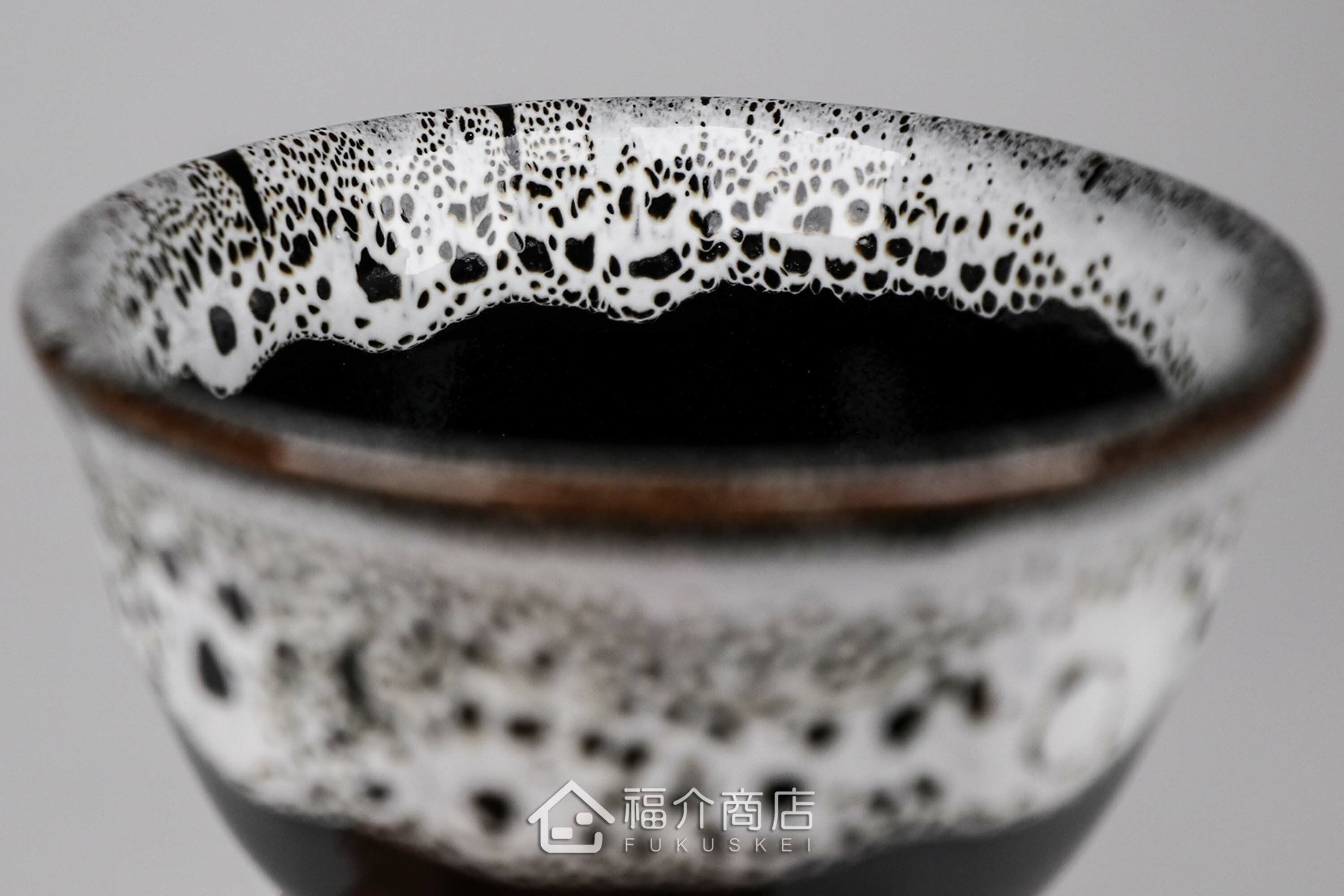 可以盛裝清酒或飲料的黑白造型小酒杯