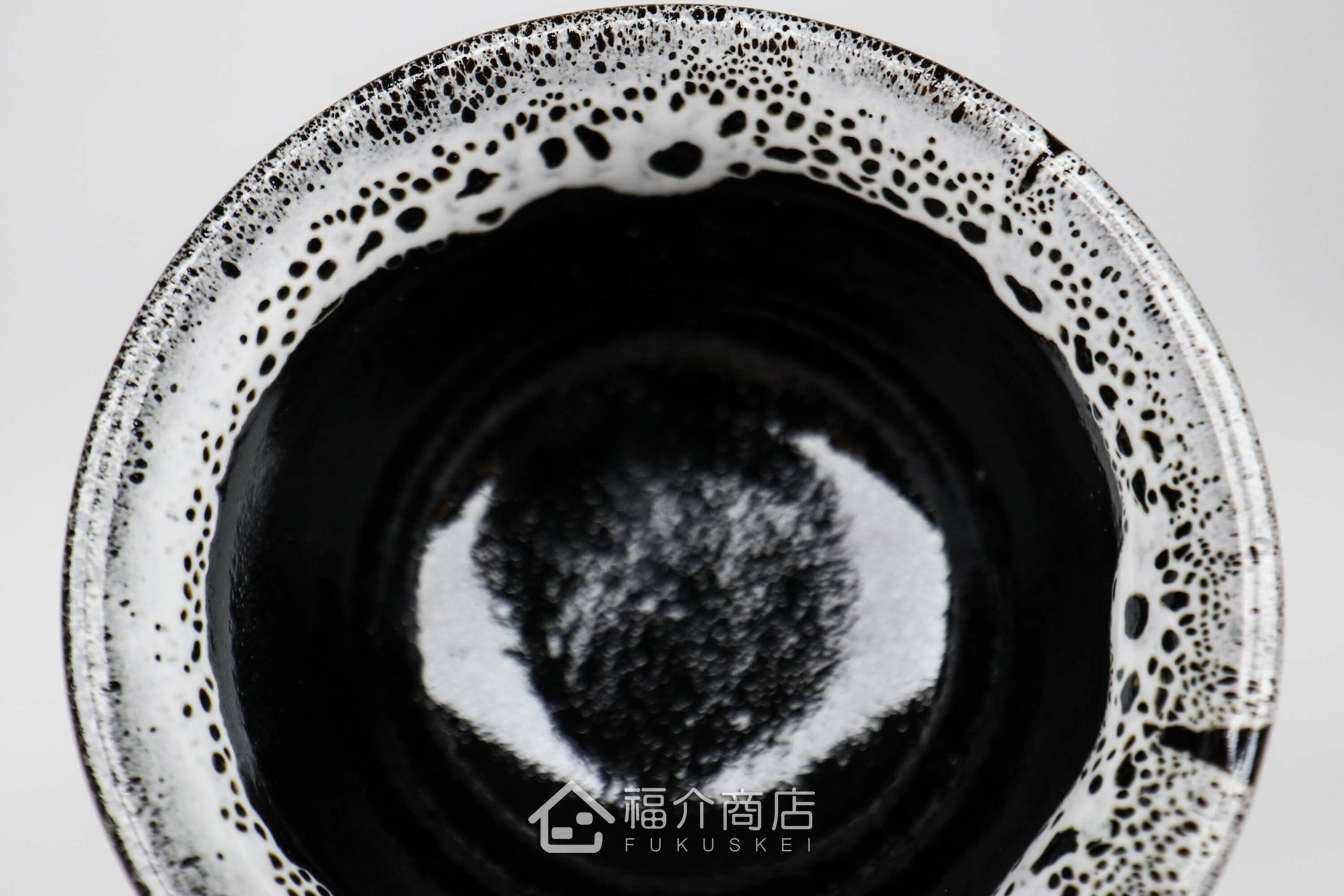 可以盛裝清酒或飲料的黑白造型小酒杯