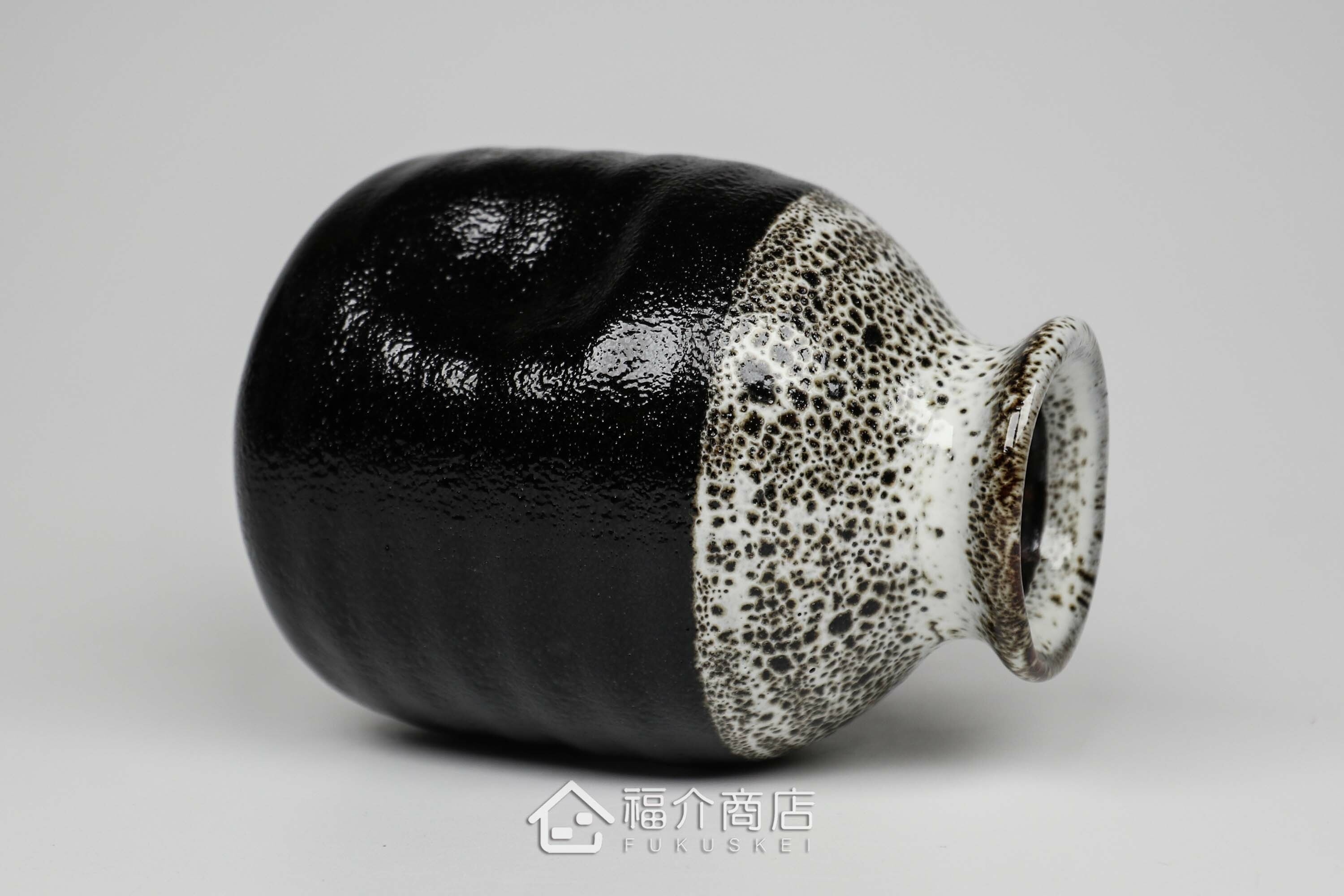 可以盛裝清酒或飲料的黑白造型清酒壺