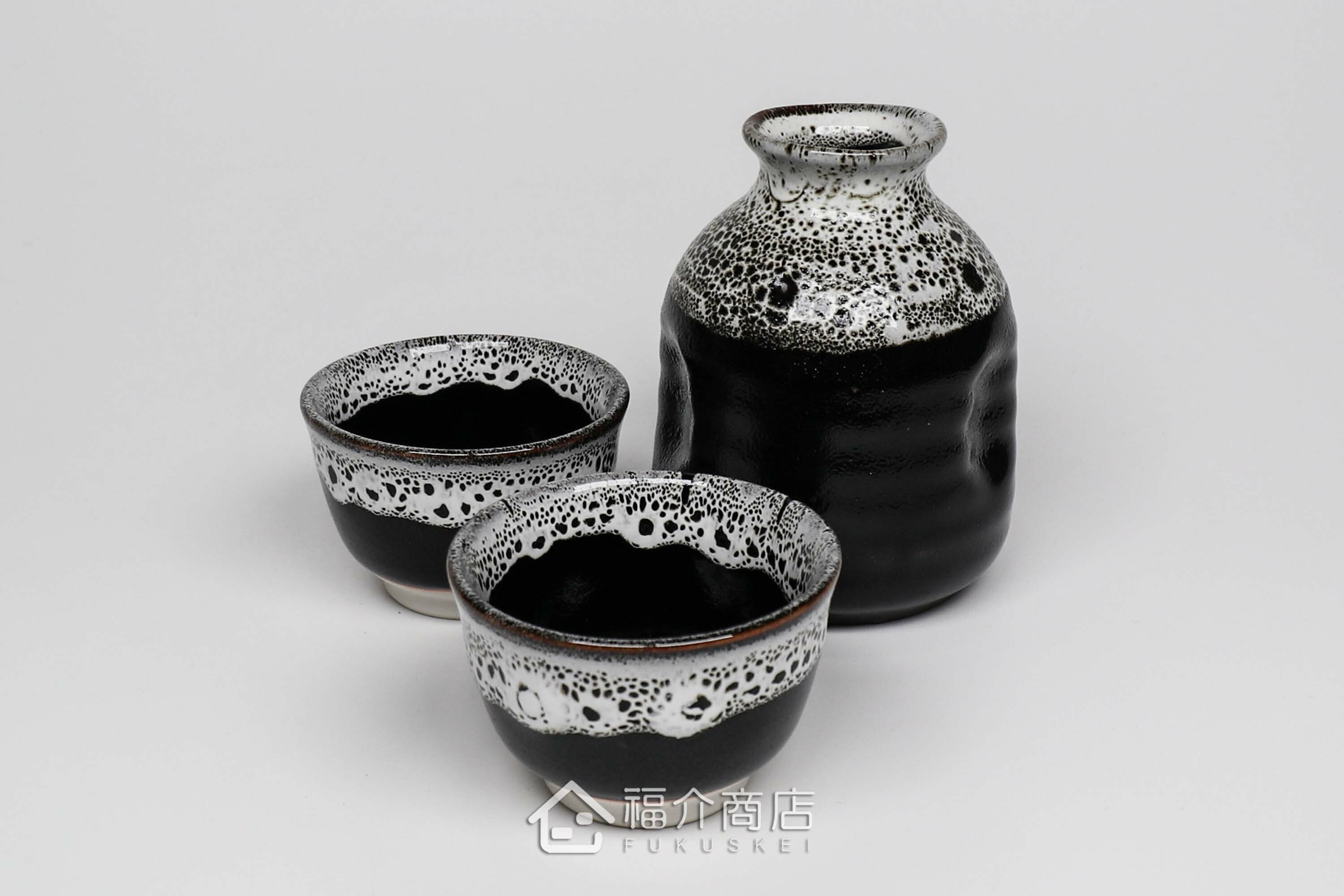 可以盛裝清酒或飲料的黑白造型小酒杯與清酒壺組合