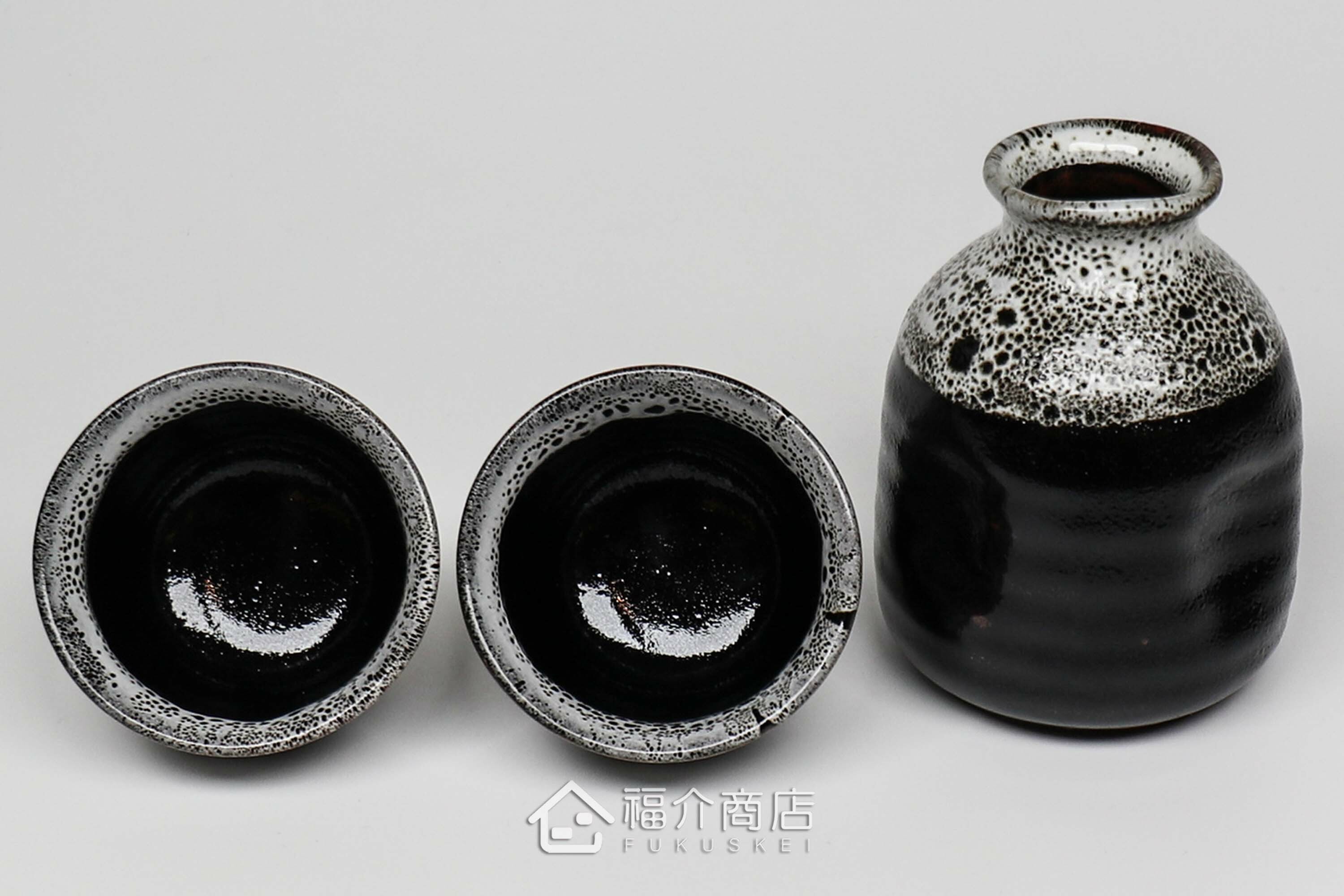 可以盛裝清酒或飲料的黑白造型小酒杯與清酒壺組合