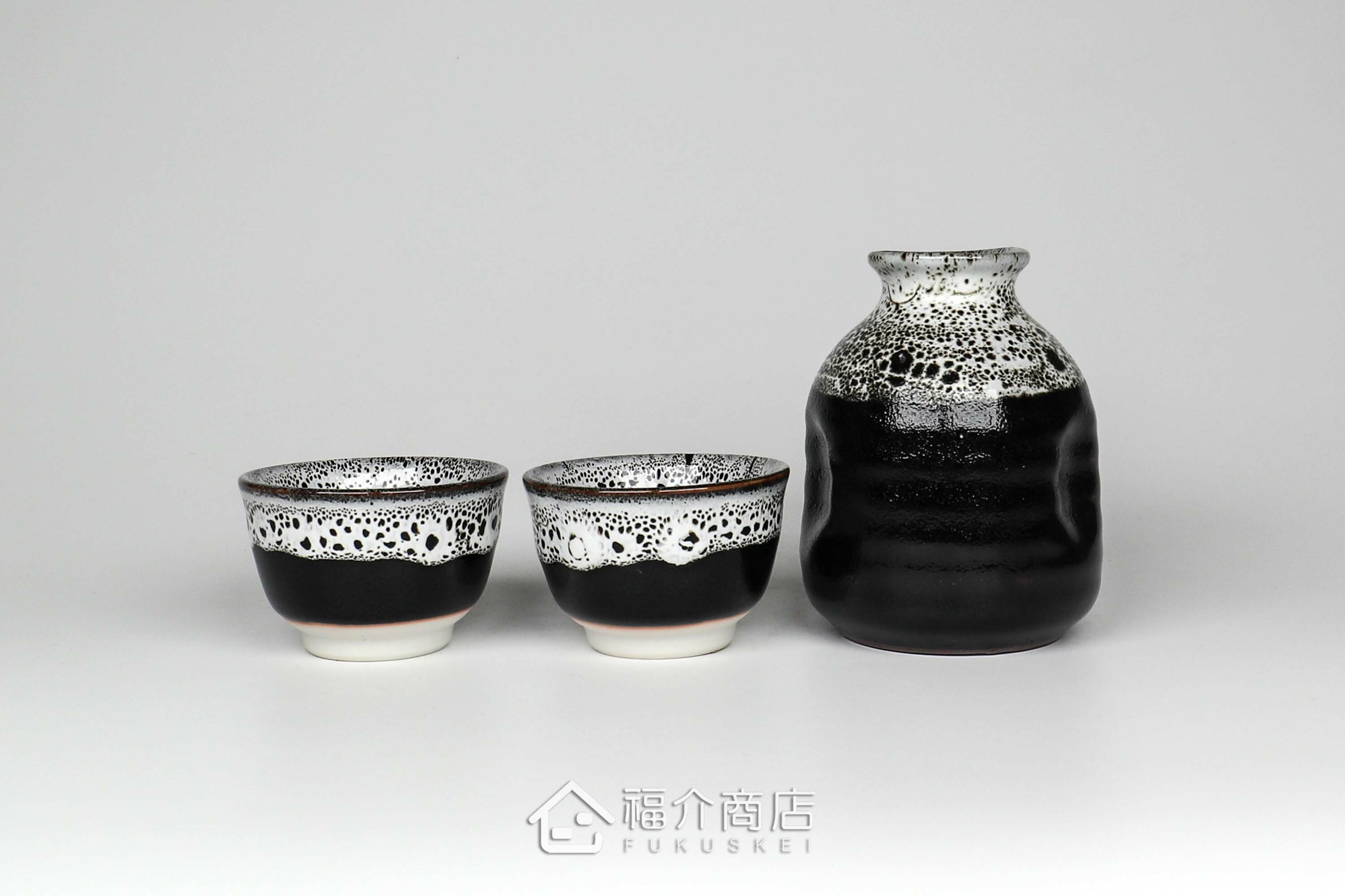 可以盛裝清酒或飲料的黑白造型小酒杯與清酒壺組合