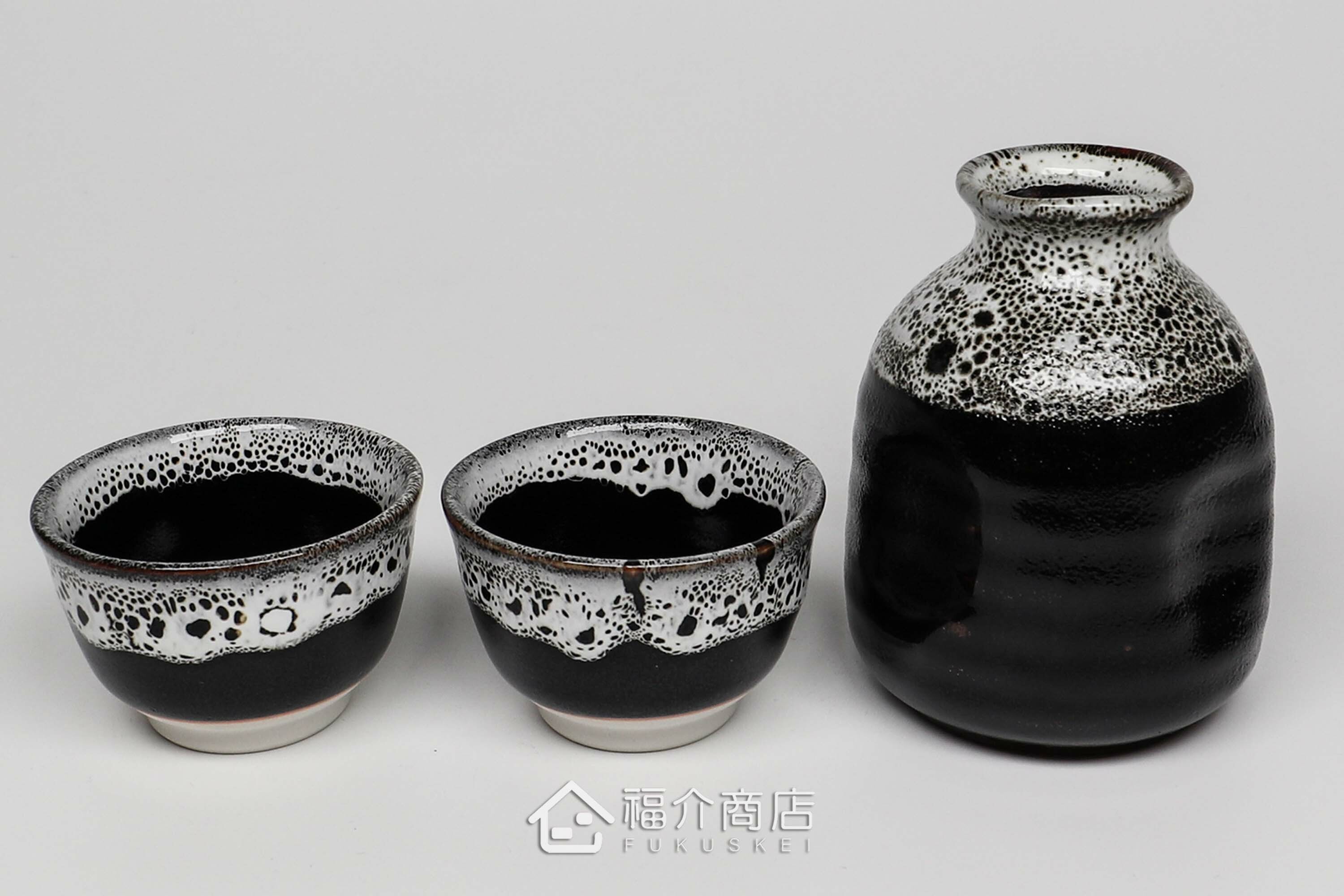 可以盛裝清酒或飲料的黑白造型小酒杯與清酒壺組合