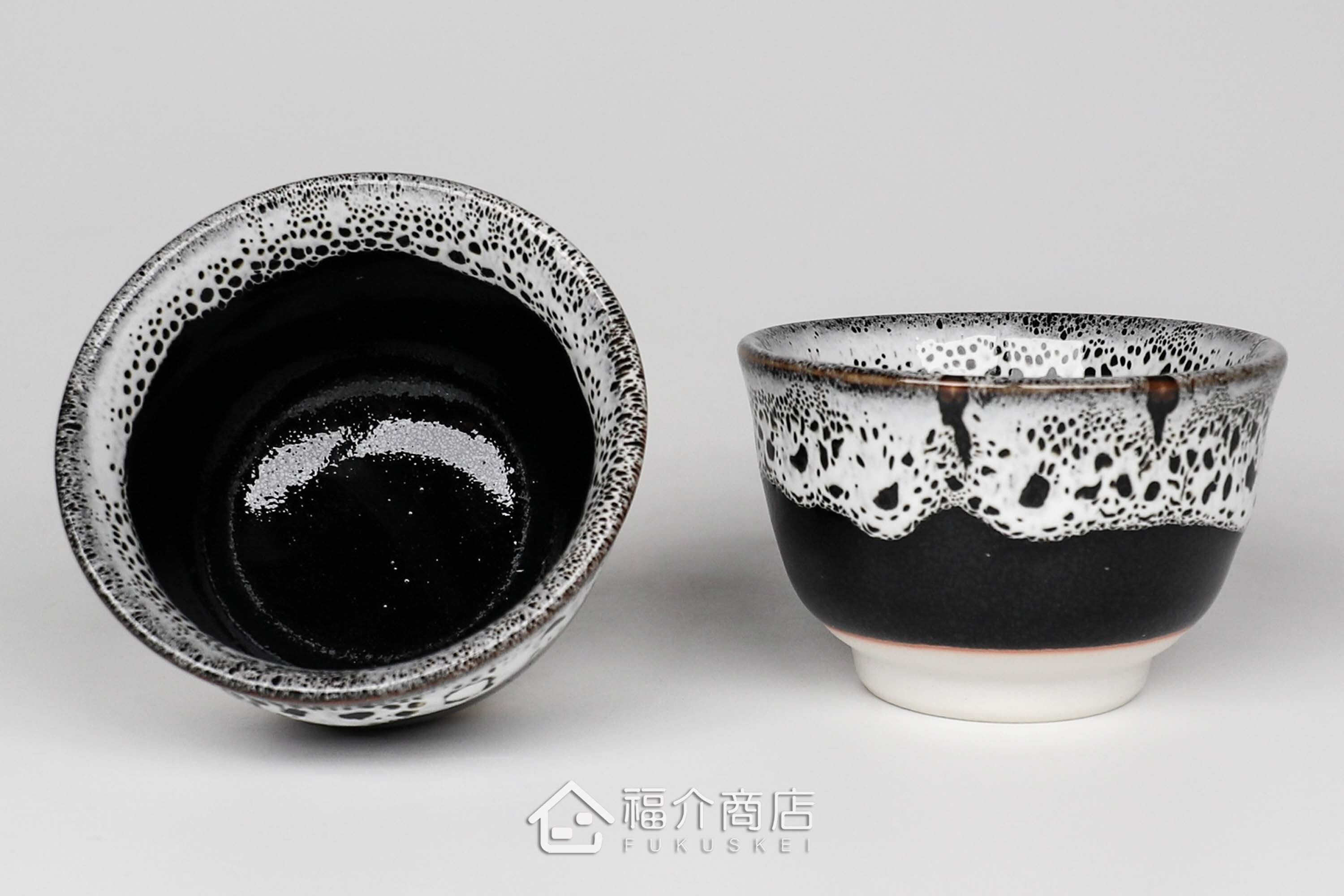 可以盛裝清酒或飲料的黑白造型小酒杯