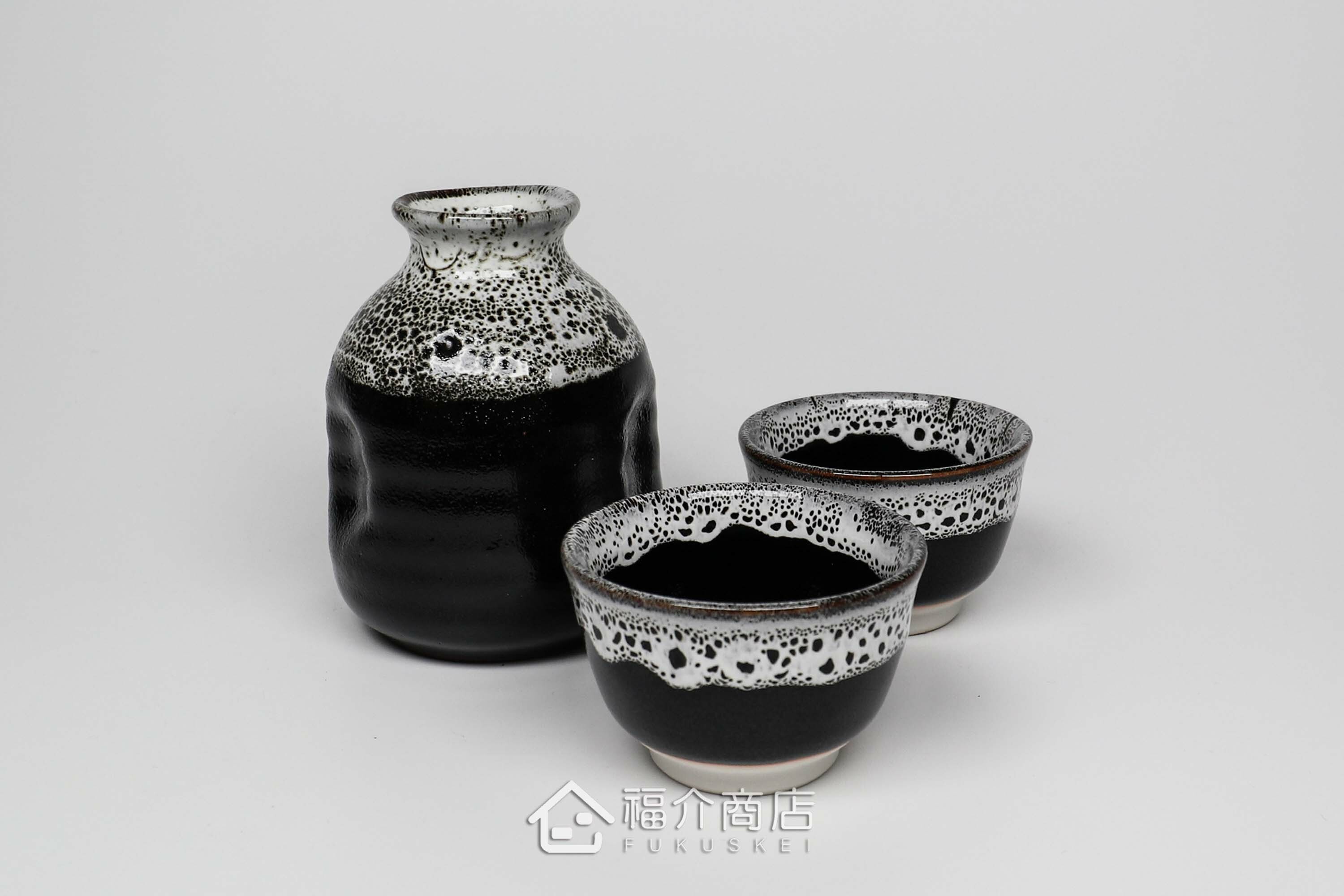 可以盛裝清酒或飲料的黑白造型小酒杯與清酒壺組合
