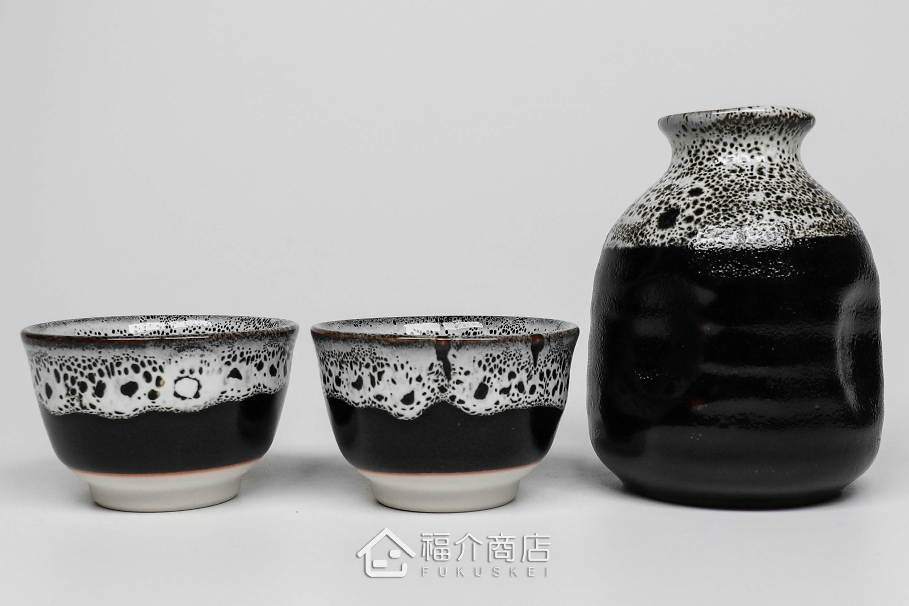 可以盛裝清酒或飲料的黑白造型小酒杯與清酒壺組合