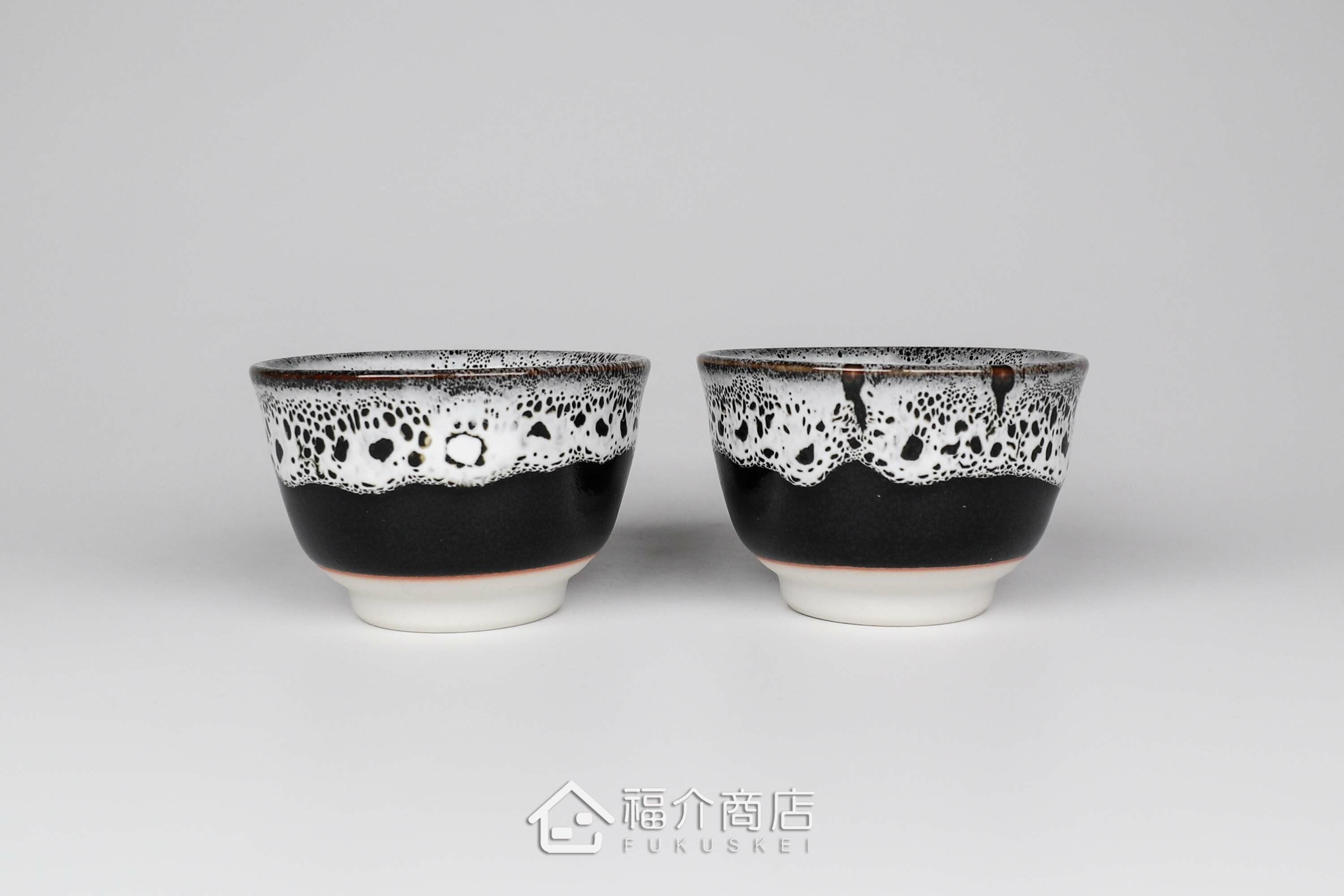 可以盛裝清酒或飲料的黑白造型小酒杯