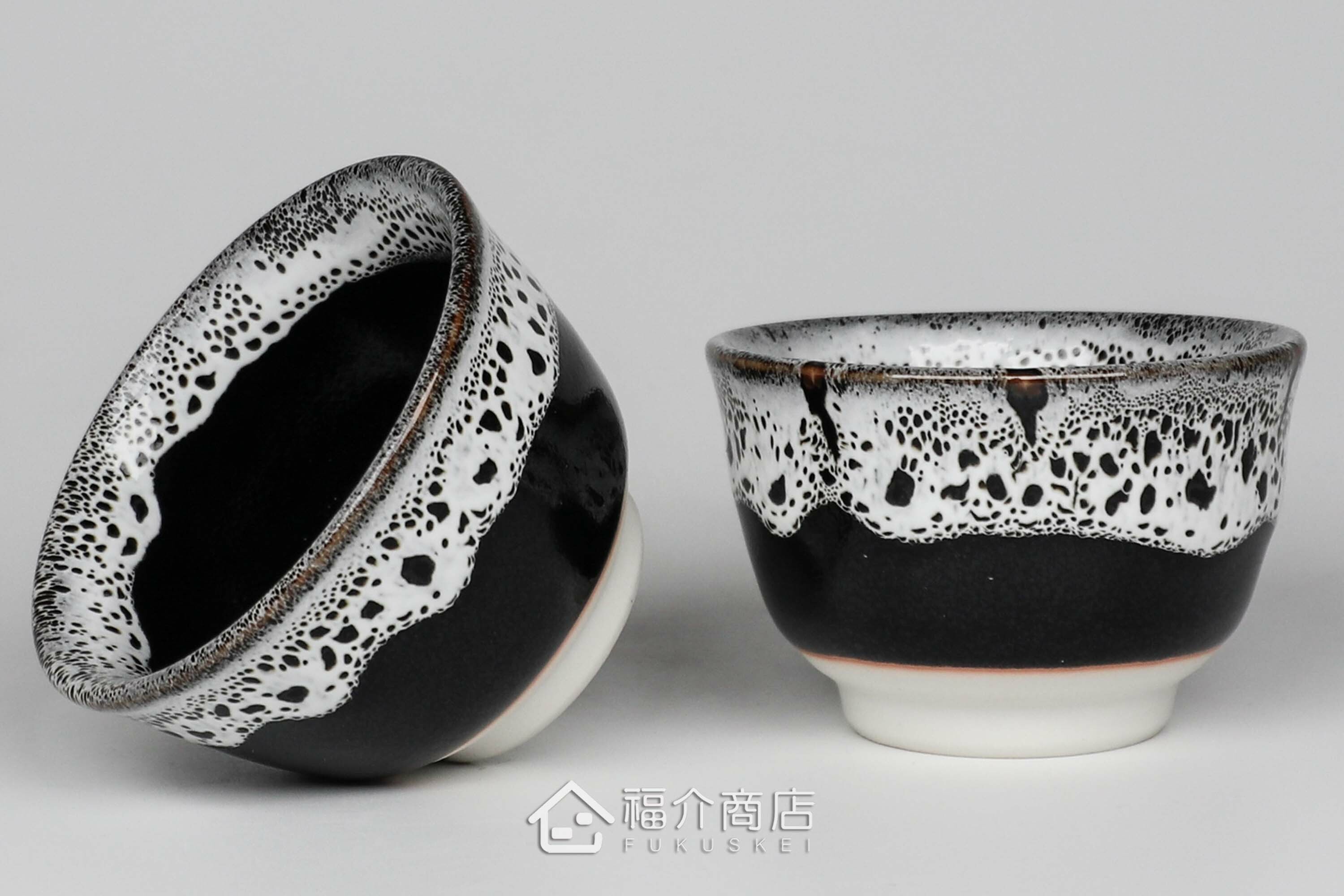 可以盛裝清酒或飲料的黑白造型小酒杯