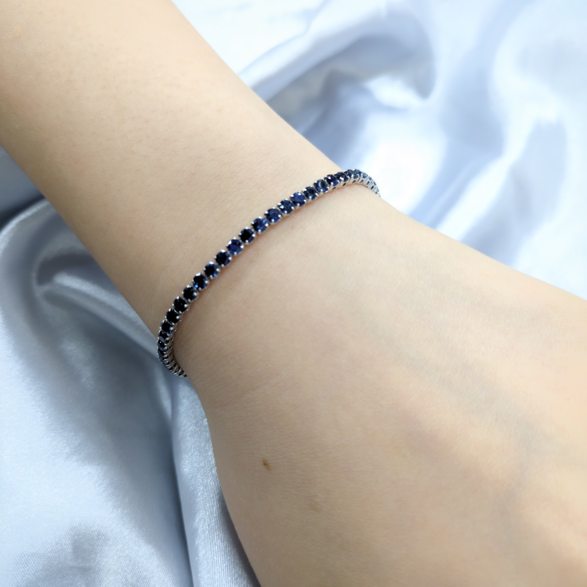 18K White Gold 5.01ct Sapphire Bracelet