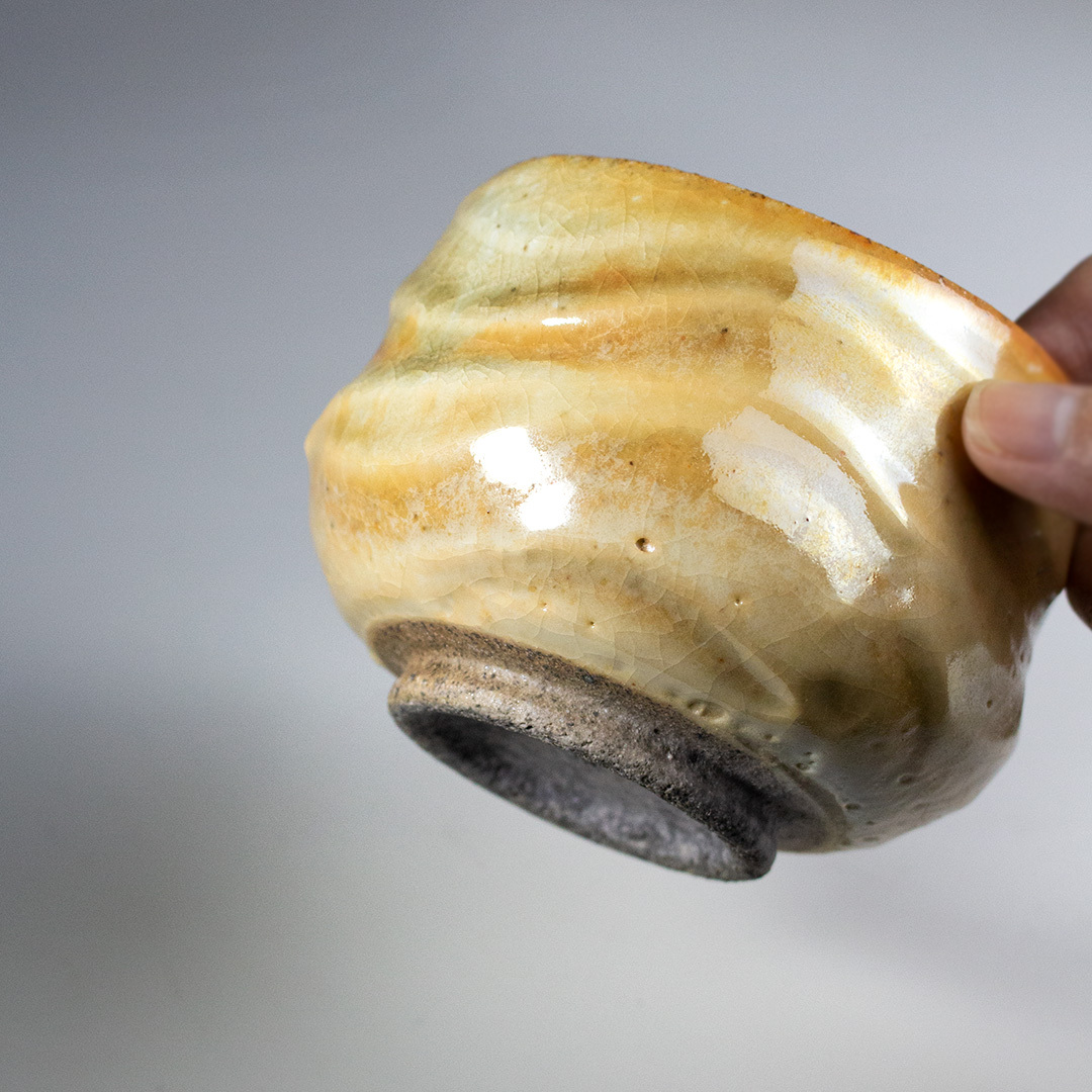 金凝波紋小茶碗