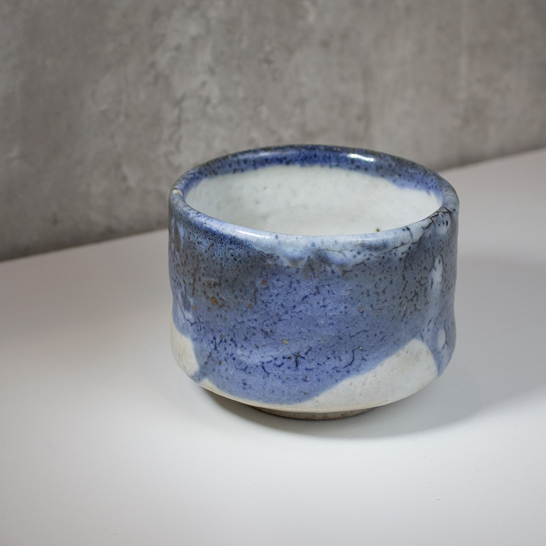 幽藍雲稀點金茶碗