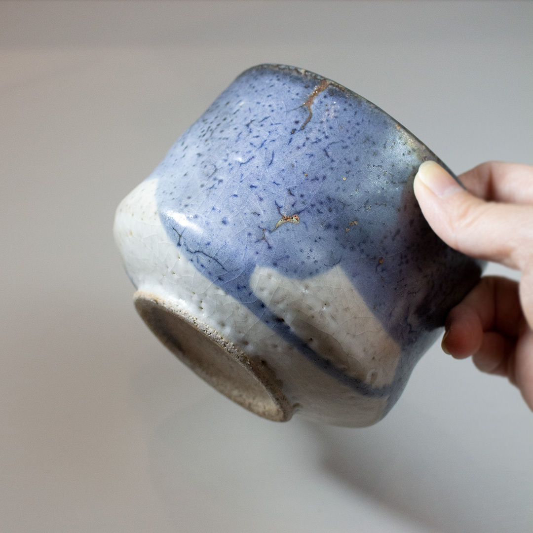 幽藍雲稀點金茶碗