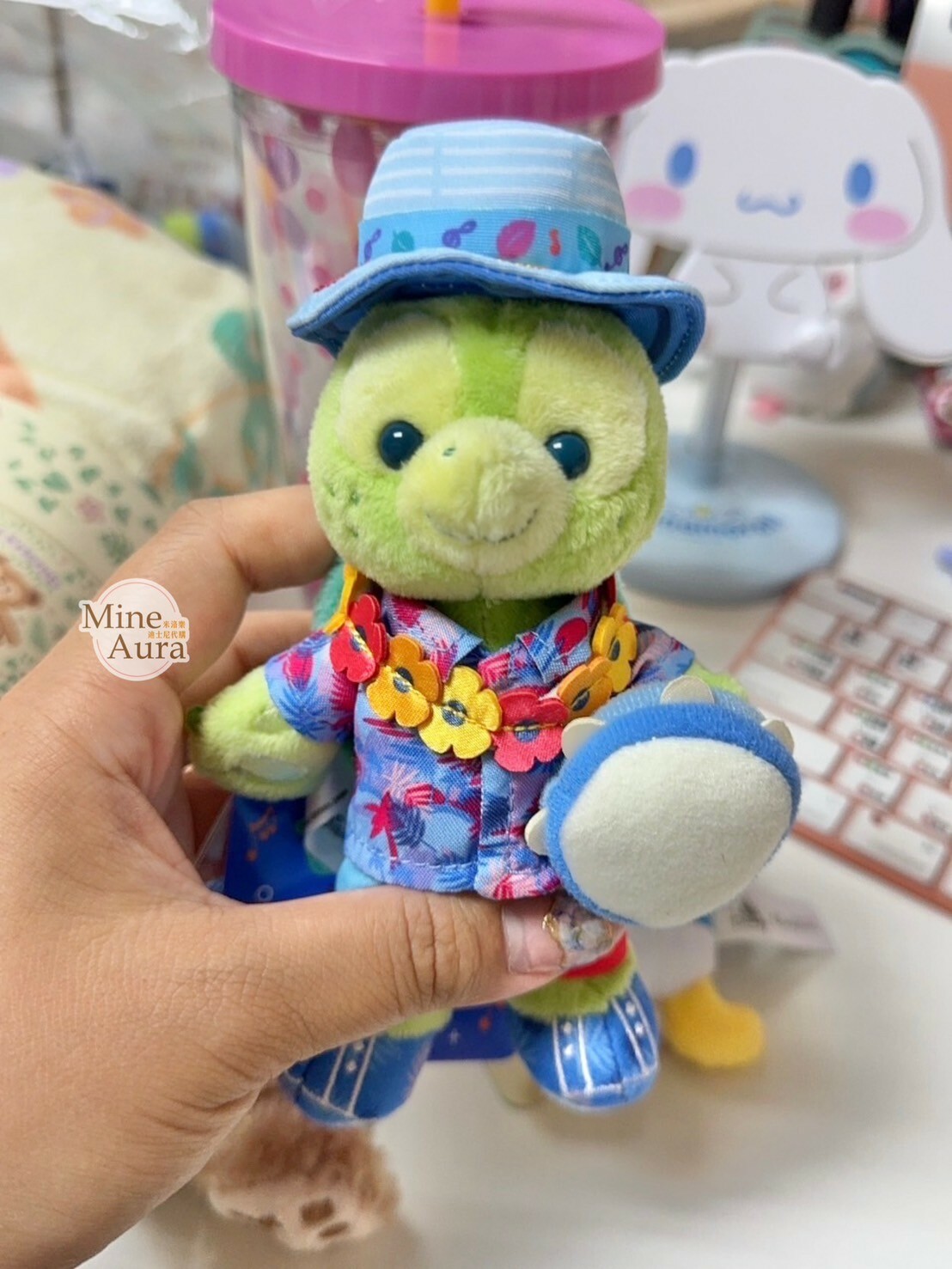 (現貨) 2024 夏日限定 奧樂米拉 海龜 OluMel 絨毛 SS號 娃娃 玩偶 + 鑰匙圈 吊飾 一組 -香港迪士尼樂園