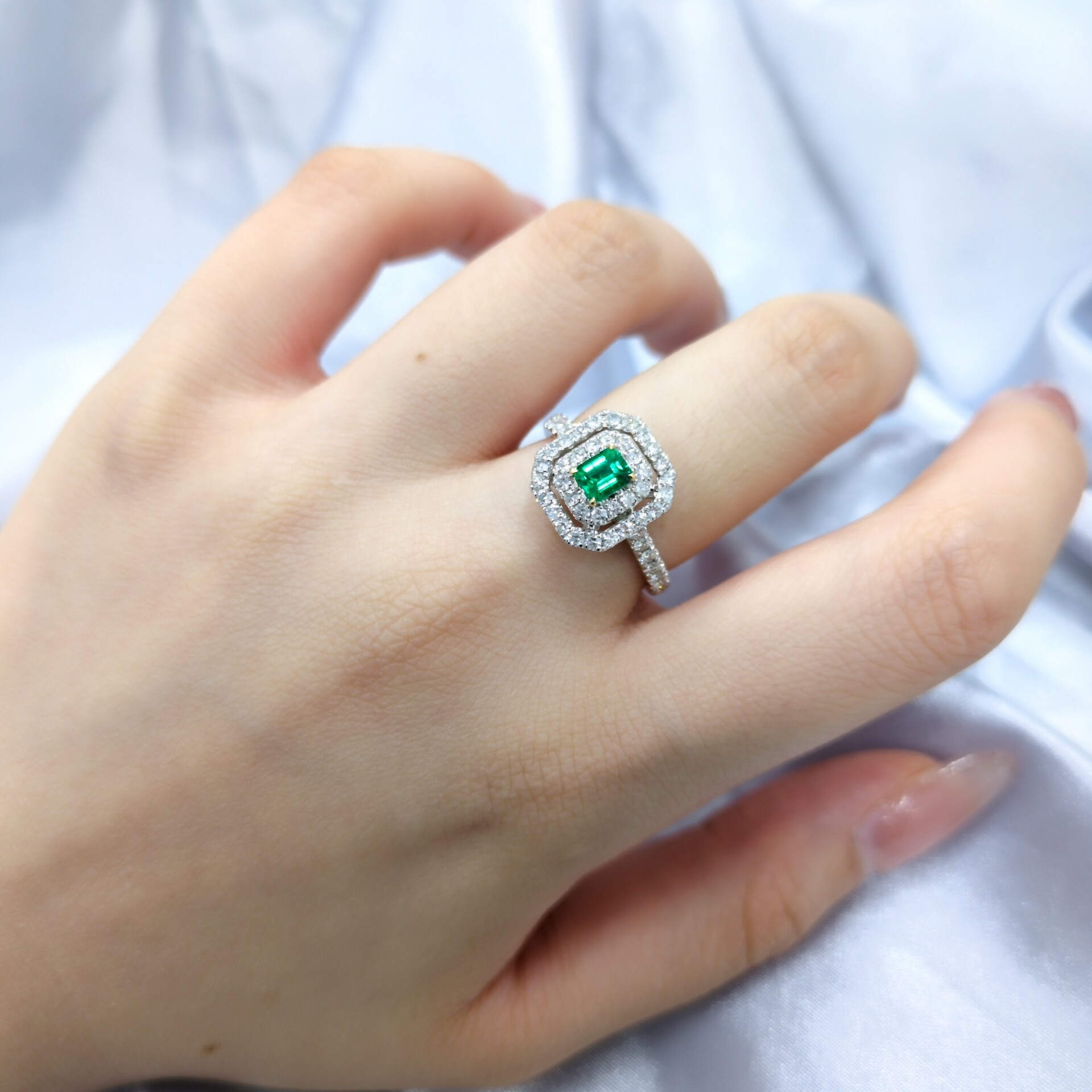 18K Gold 0.29ct Emerald and Diamond Ring