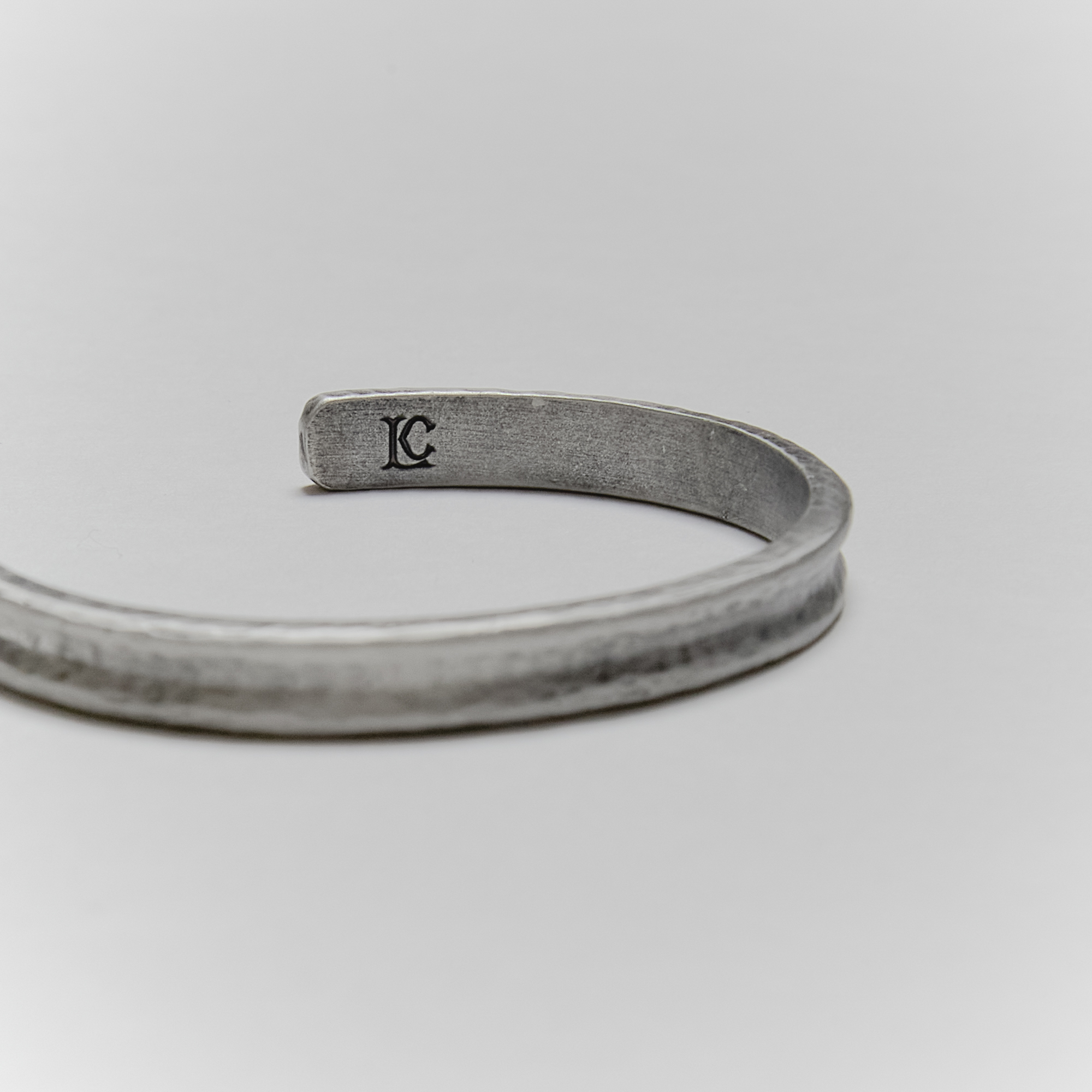 Liam Conner / 敲打做舊手環 #001-B01