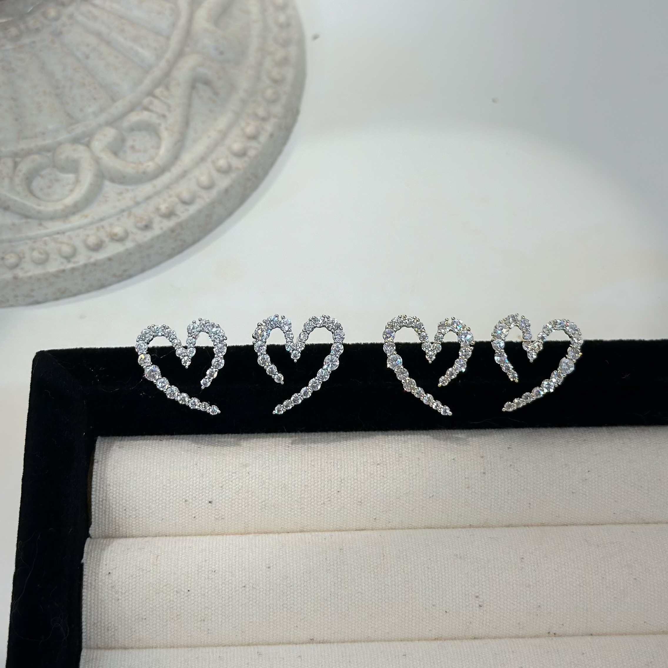 S07滿鑽鏤空開口愛心耳貼