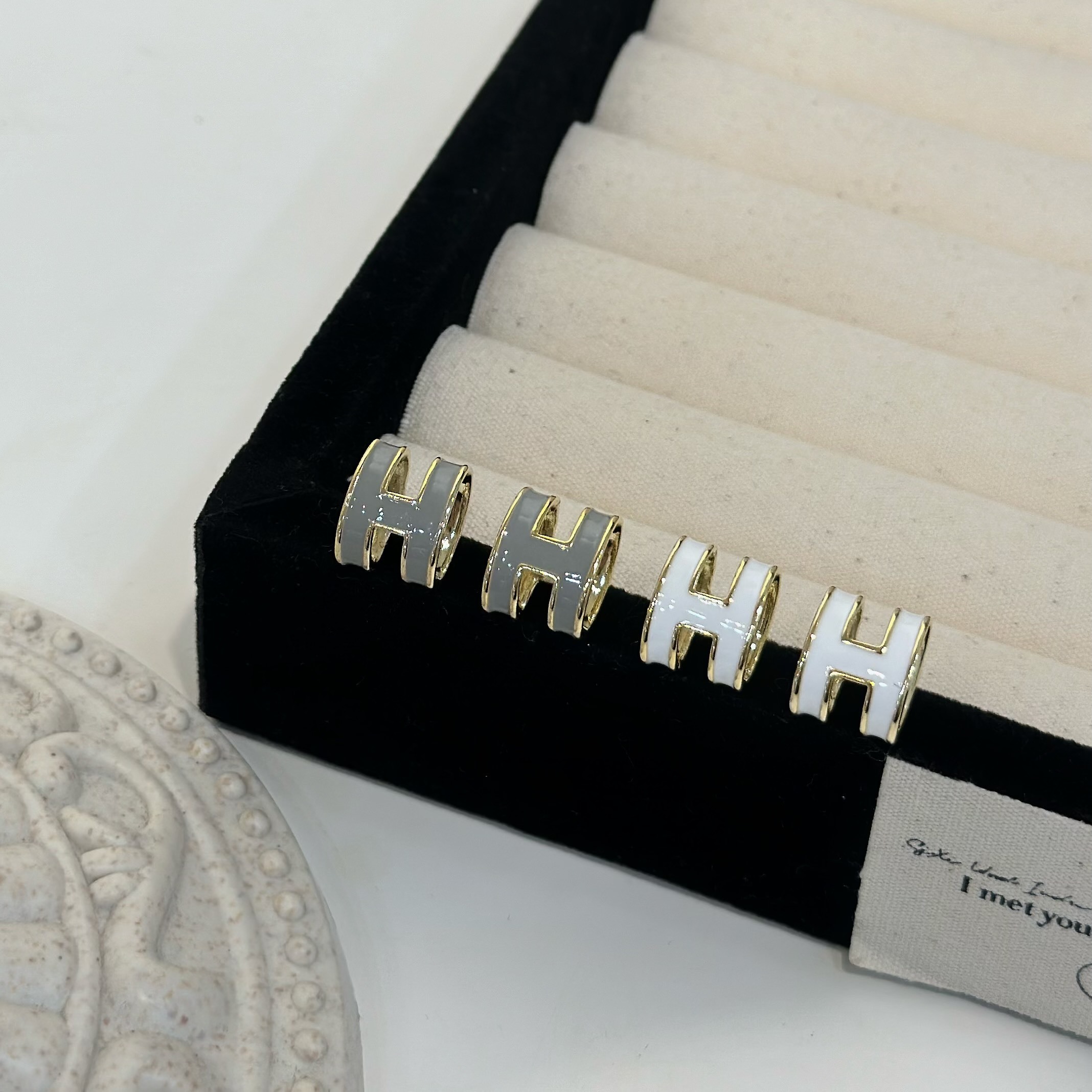 S08立體烤漆字母耳貼